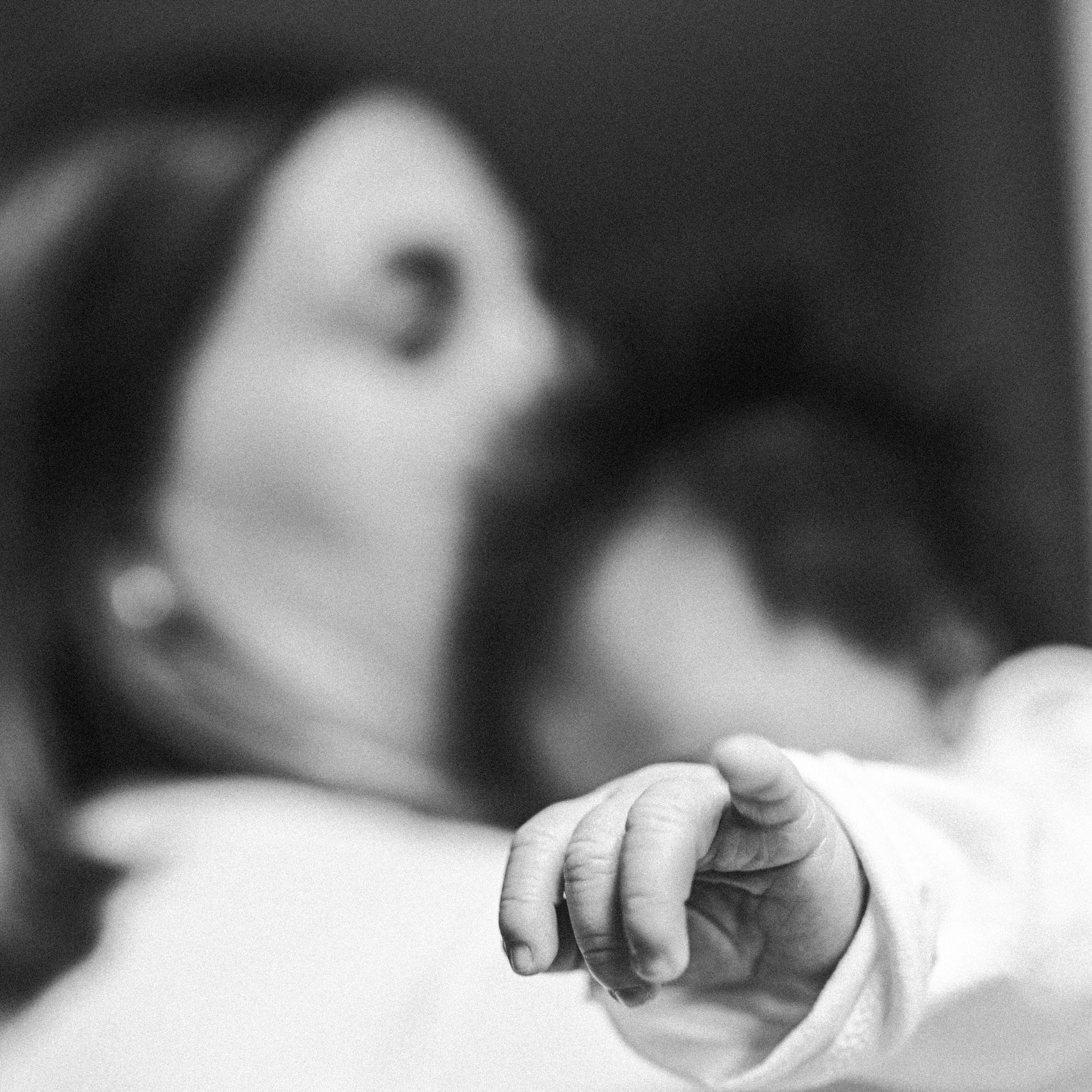 Babys Hand ausgestreckt in Richtung des Betrachters