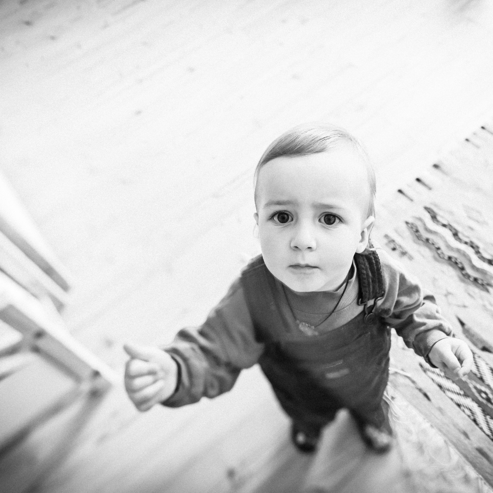 Homeshooting mit der Familie - Junge schaut überrascht direkt in die Kamera