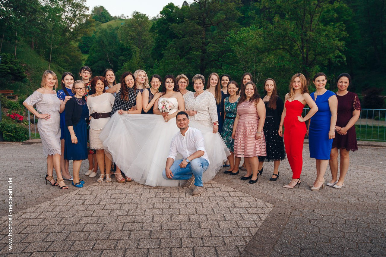 Gruppenfoto mit Brautpaar und Gästen – festliche Hochzeitsfeier in Karlsruhe