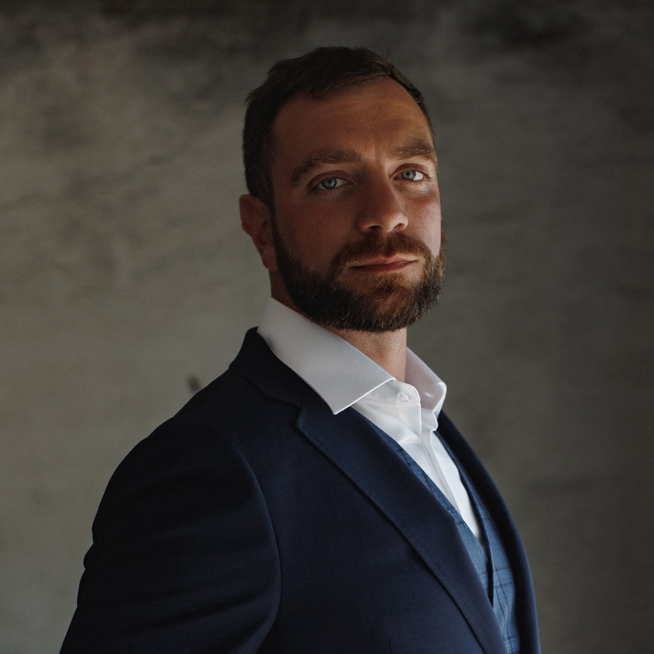 Contacto empresa de reformas B22 Reforma Barcelona. Teléfono y dirección B22 Reforma Barcelona. Presupuesto gratuito reformas en Barcelona. Furgoneta de empresa de reformas en Barcelona