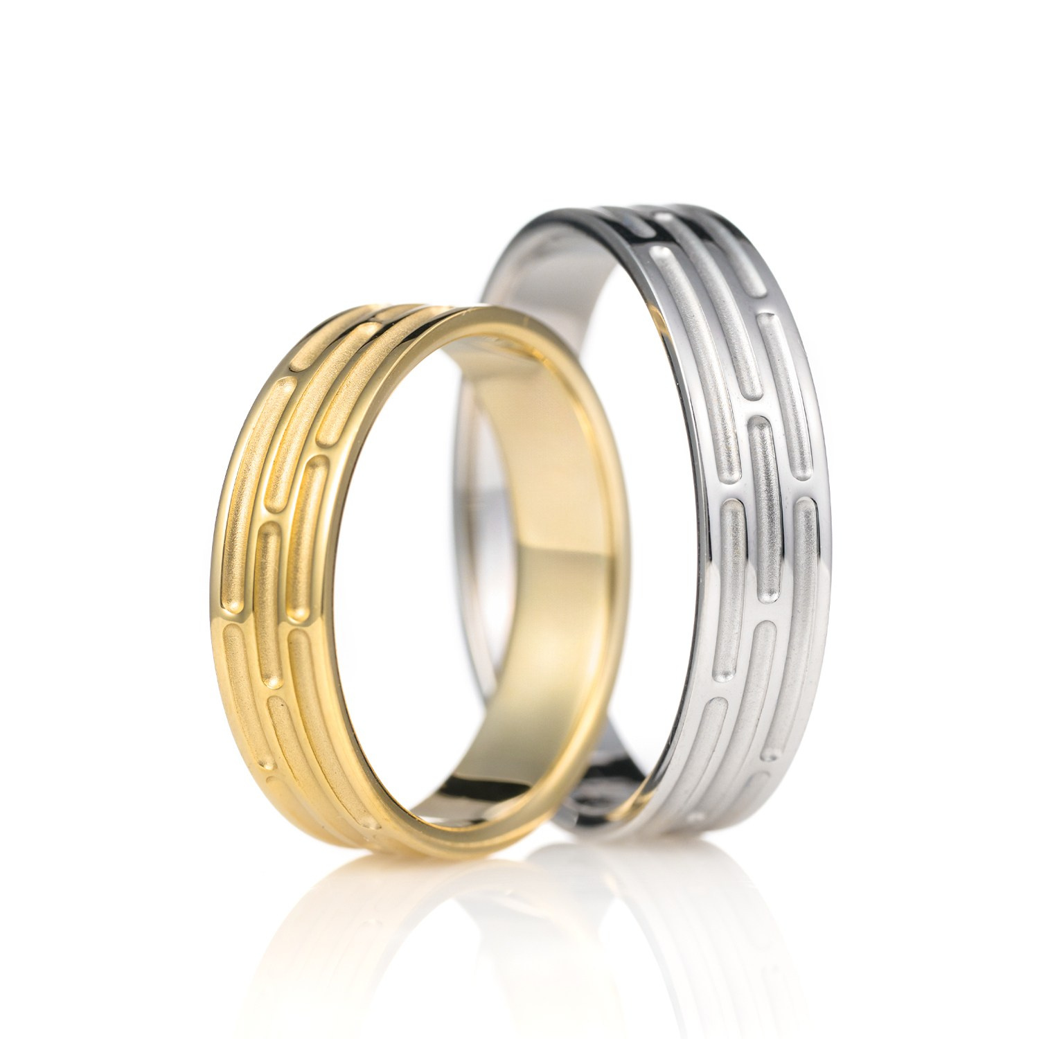 Muška i ženska zlatna burma za venčanje.