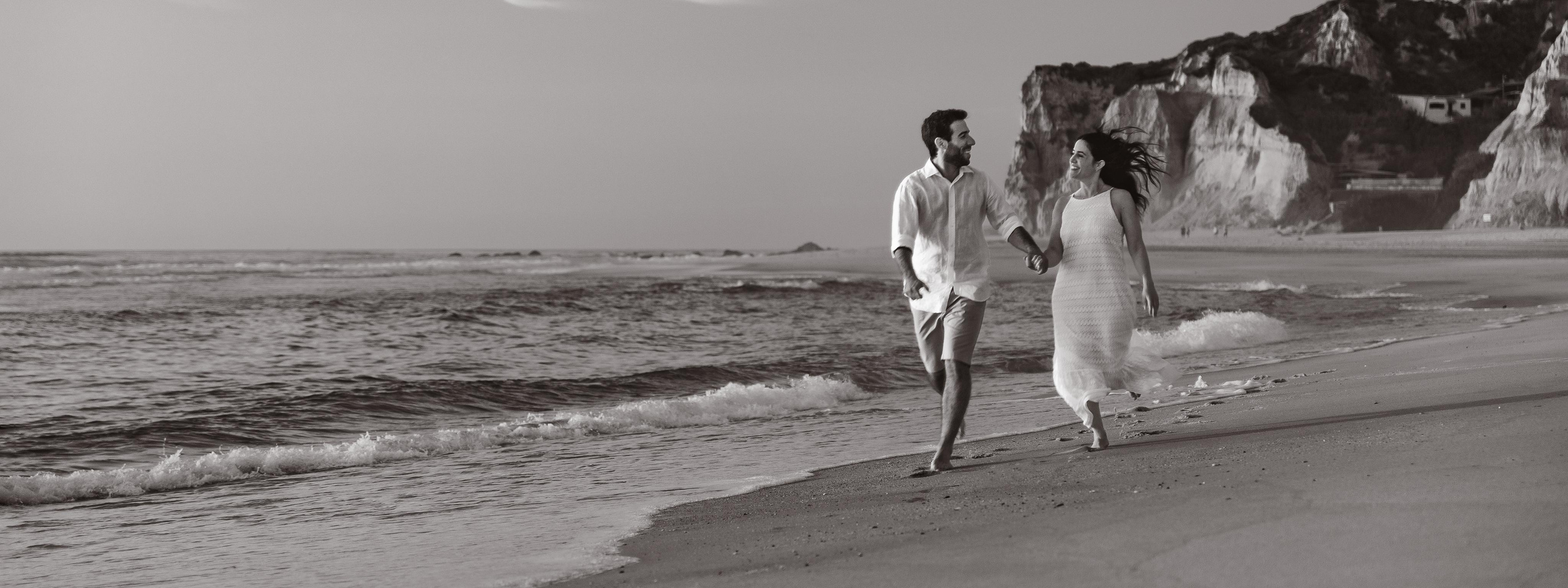 Filme de casamento intimista na Quinta Júlia dos Ovos, com cerimónia emocionante conduzida pelo irmão do noivo e filmagens épicas dos noivos na praia do Vale Furado — amor, emoção e cinema por Ricardo & Mary Pictures