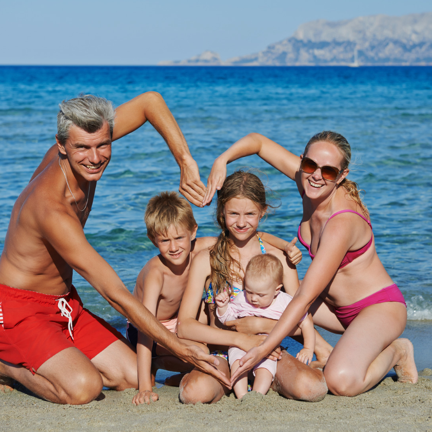 🇪🇸 Español:Familia abrazada en la playa al atardecer, sesión de fotos emotiva junto al mar.🇬🇧 English:Family hugging on the beach at sunset, emotional photoshoot by the sea.