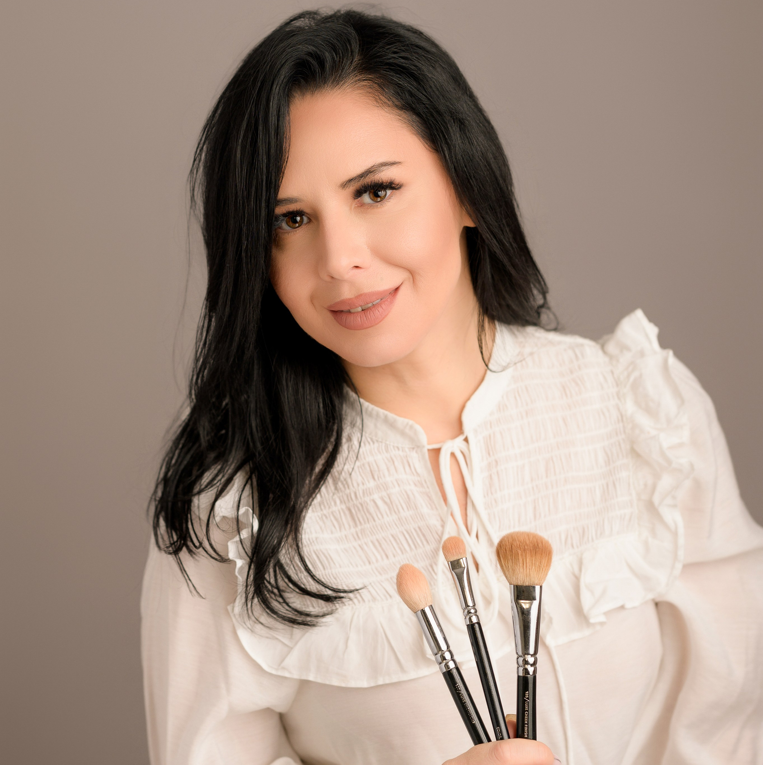 make-up & hair artist Roma con pennelli in mano