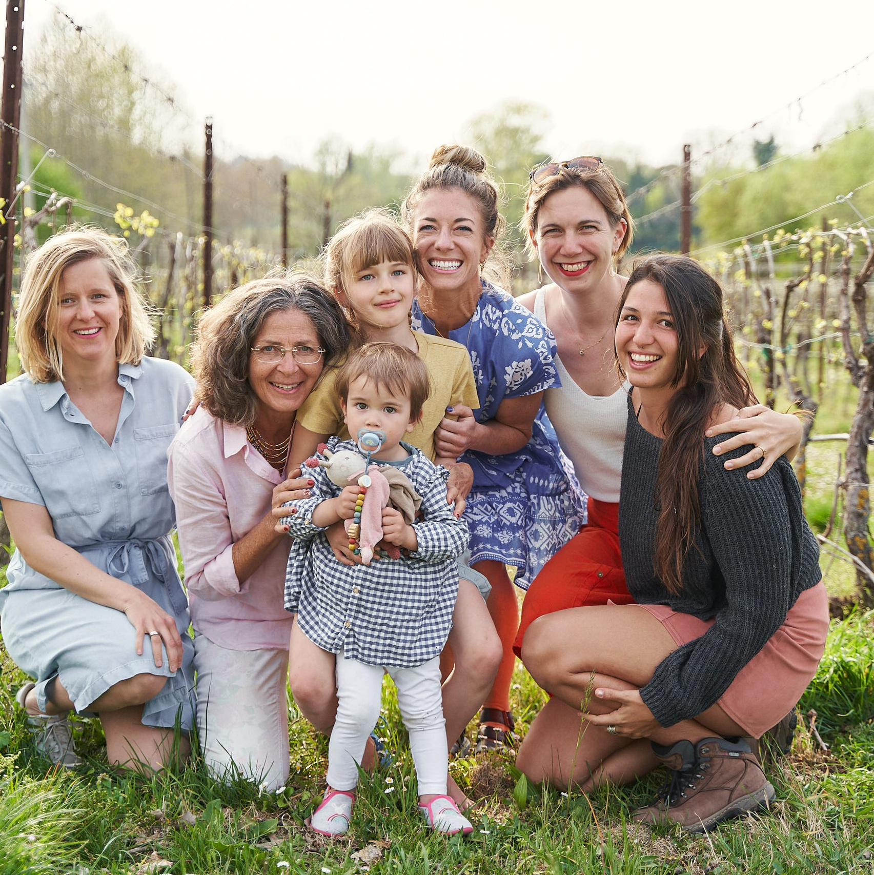 Пара танцует на терассе в замке с видом на озеро Гарда