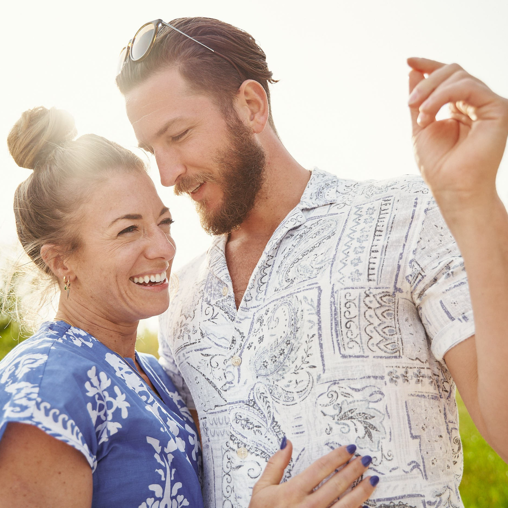 Девушка ведет парня за руку на площади Сан Марко в венеции