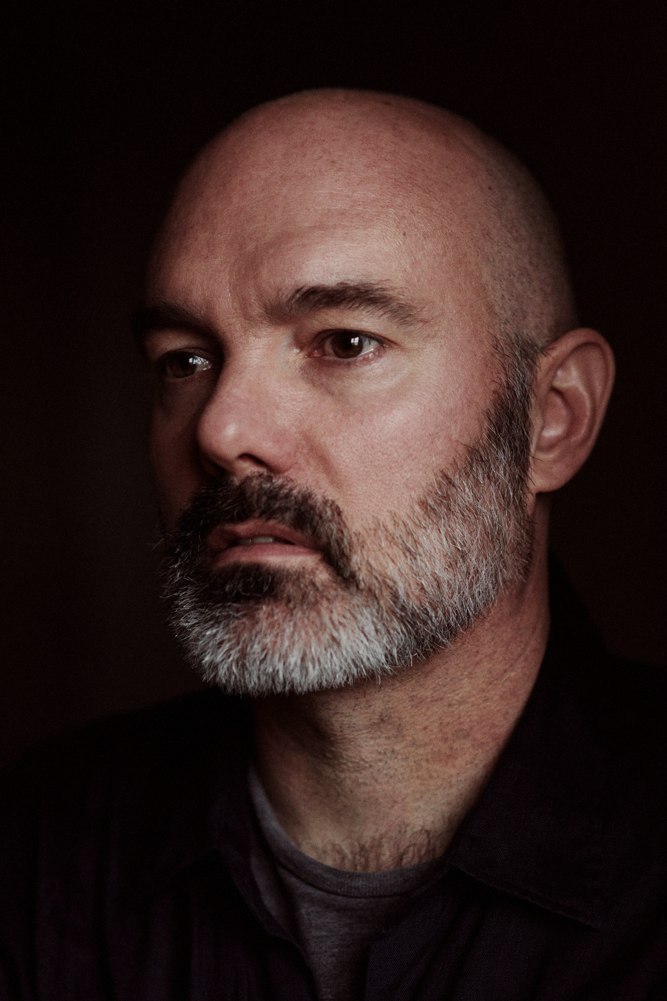 Portrait of artist Ruan Hoffmann in his studio.