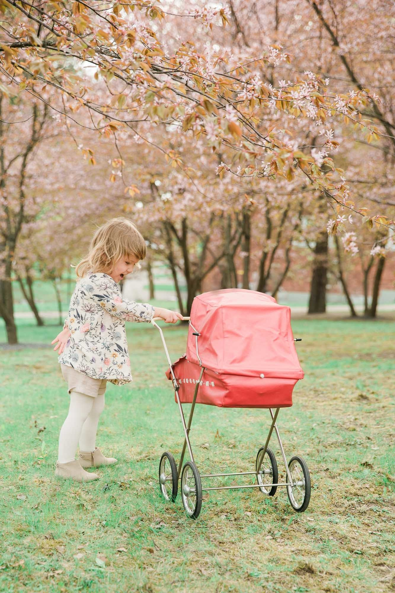 lapsikuvaus Helsinki kirsikkapuistossa
