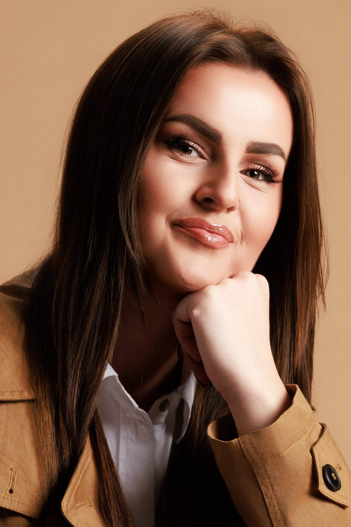 Modni portret žene u studiju – elegantno osvjetljenje i minimalistična pozadinaCrno-bijela portretna fotografija – izražajne emocije i kontrastiStreet fashion editorial – modni model u urbanom ambijentuClose-up portret s prirodnim svjetlom – izražaj lica i tekstura kožeUmjetnički modni portret – kreativni styling i dinamična pozaFotografisanje modela na otvorenom – kombinacija mode i prirodnog svjetlaStudio fashion photoshoot – profesionalna rasvjeta i kontrast bojaEditorialna fotografija – modni detalji i minimalistična kompozicijaFashion photography by Namir Čomaga – elegantni portreti i vizualni identitet