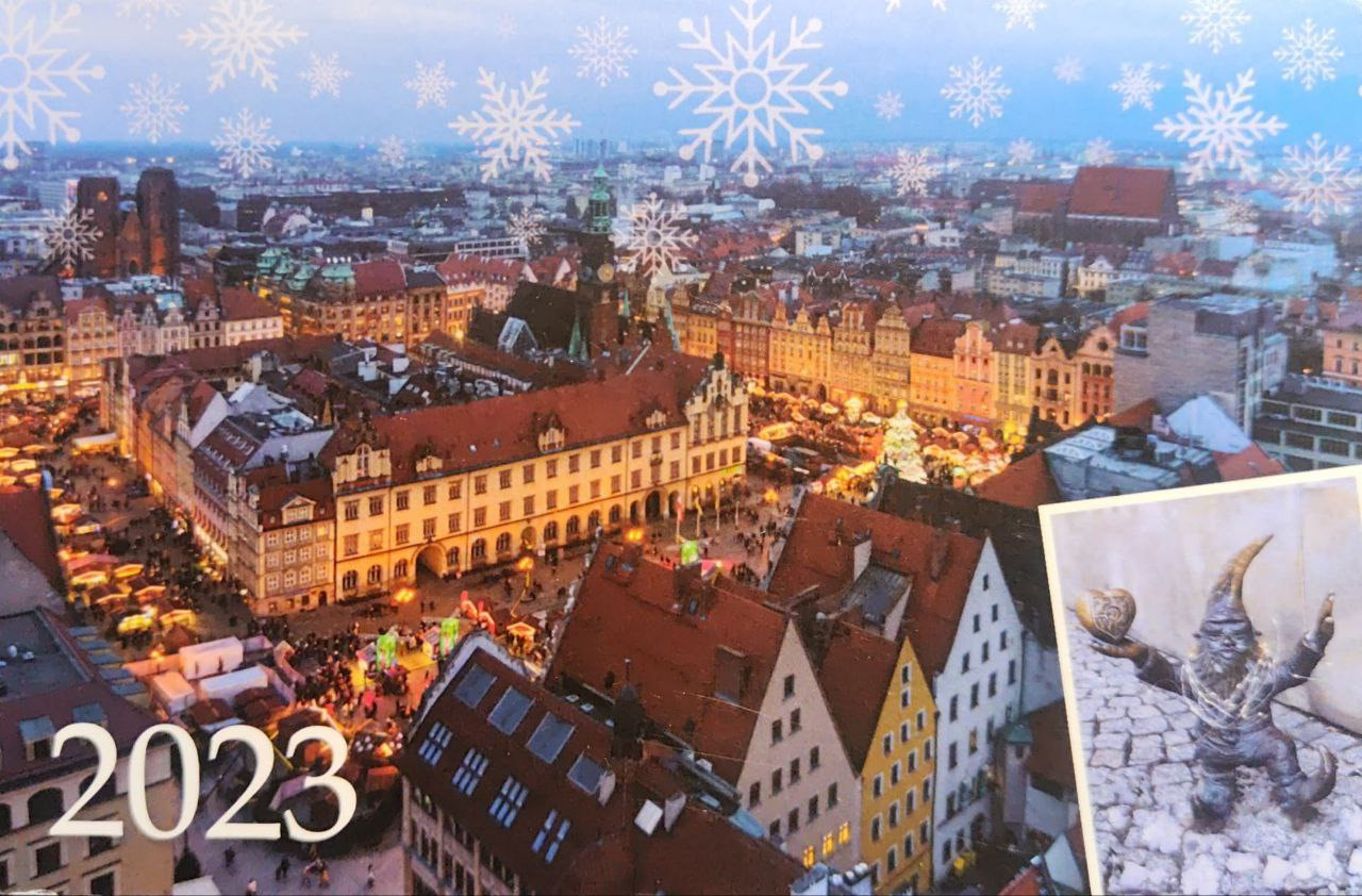 Stara pocztówka z Wieży Eiffla (Paryż, 1941). Fotografka, kolekcjonerka starych pocztówek i twórczyni opowieści na styku przeszłości i życia osobistego. Irina Dainakova