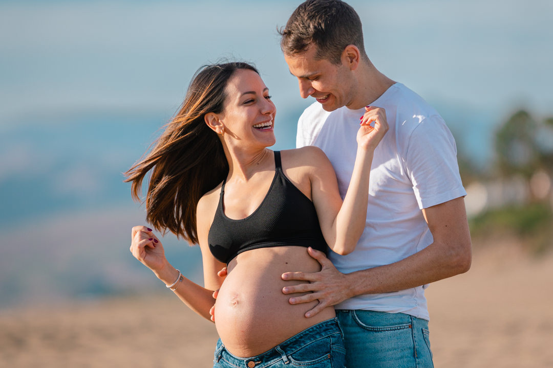 Shooting photo de grossesse à Gran Canaria, future maman posant dans un paysage naturel, plage ou dunes, cadre idyllique pour séance maternité en extérieur