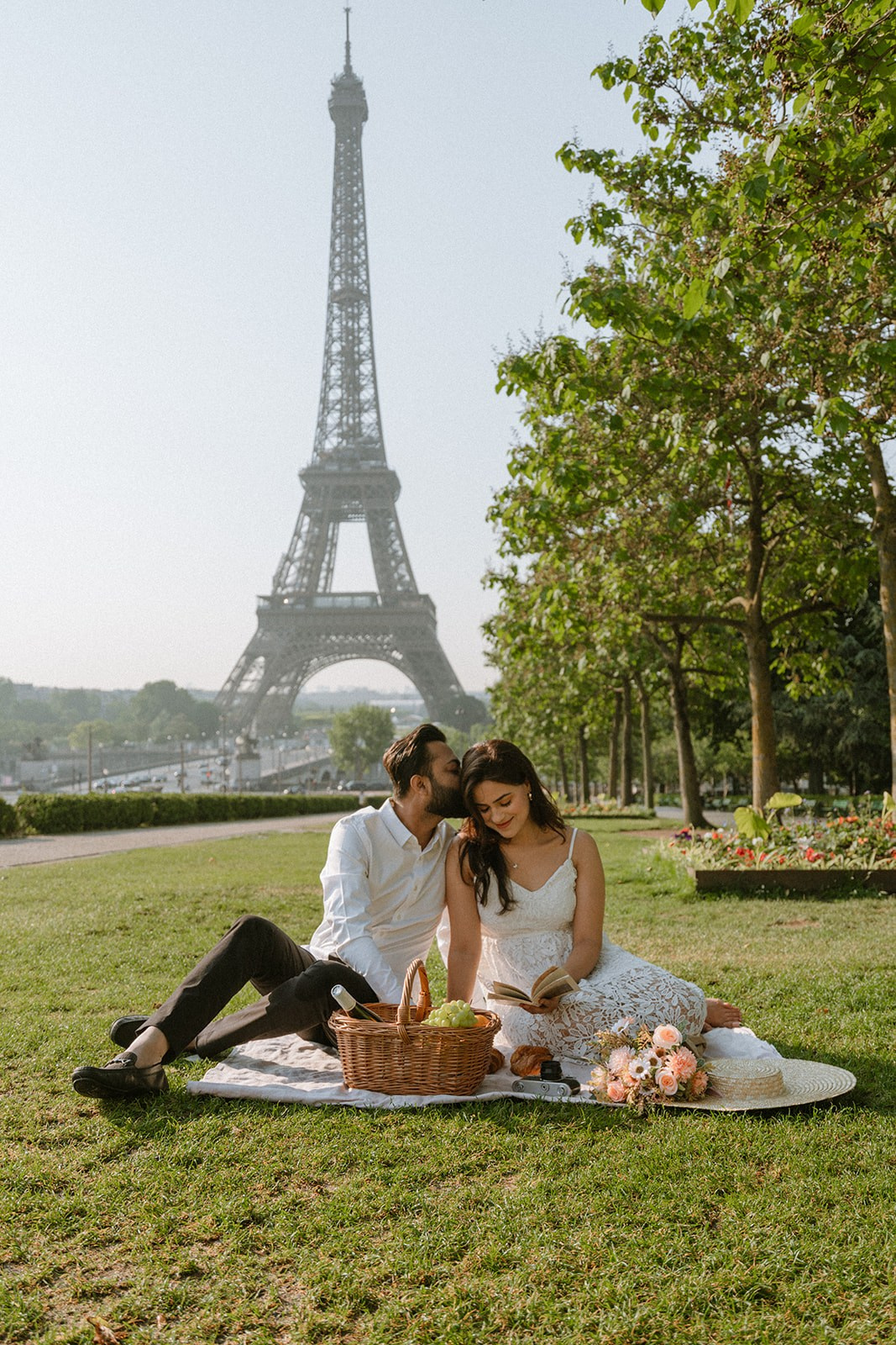 Romantic Photoshoot Ideas in Paris. Photographer in Paris Yulia Shkadina | Couples, engagement, pre-wedding, individual photo-shoots in Paris at the best locations