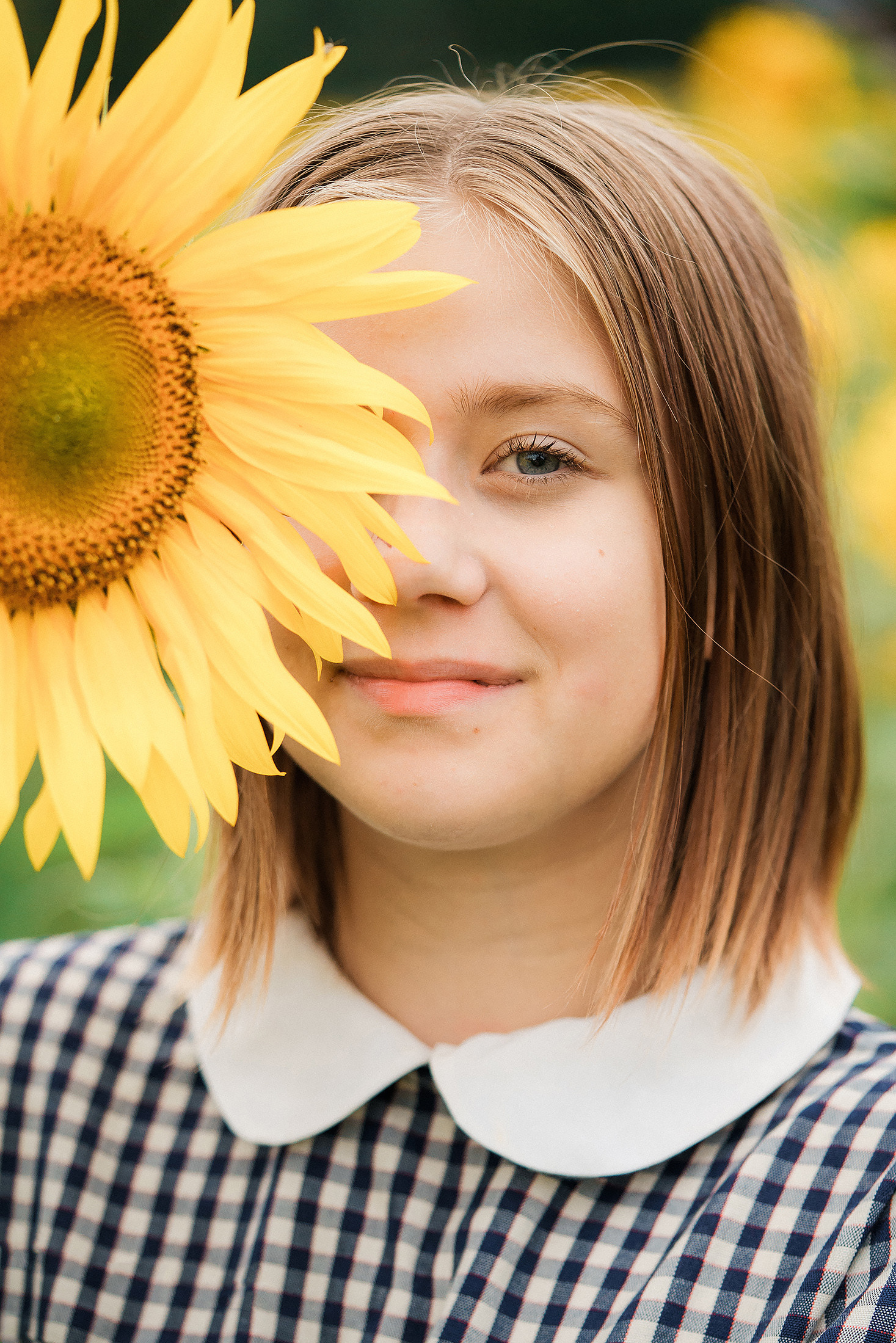 Lapsikuvaus auringonkukkapellolla