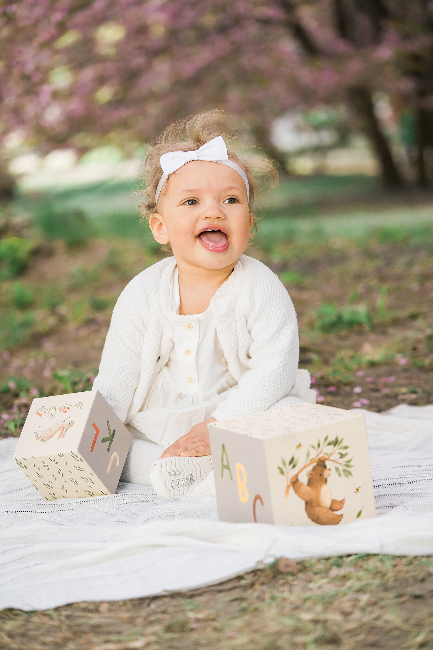 Keväinen perhekuvaus Roihuvuoren kirsikkapuistossa