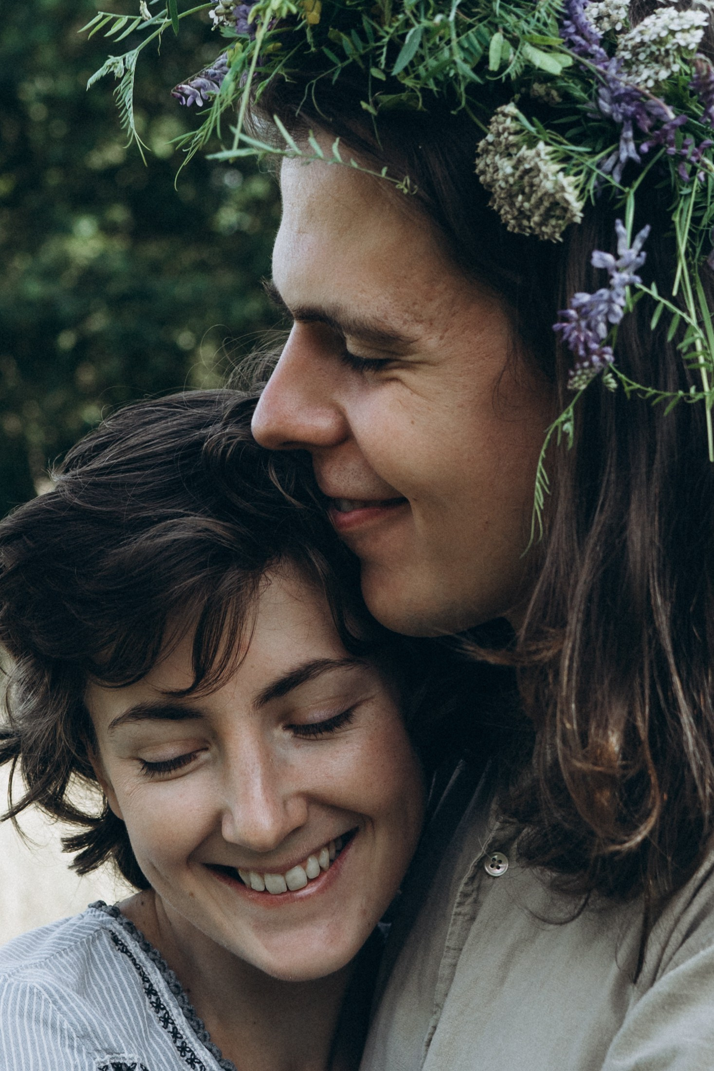 Нежный портрет пары, девушка улыбается в объятиях парня – парная съёмка в Дрездене