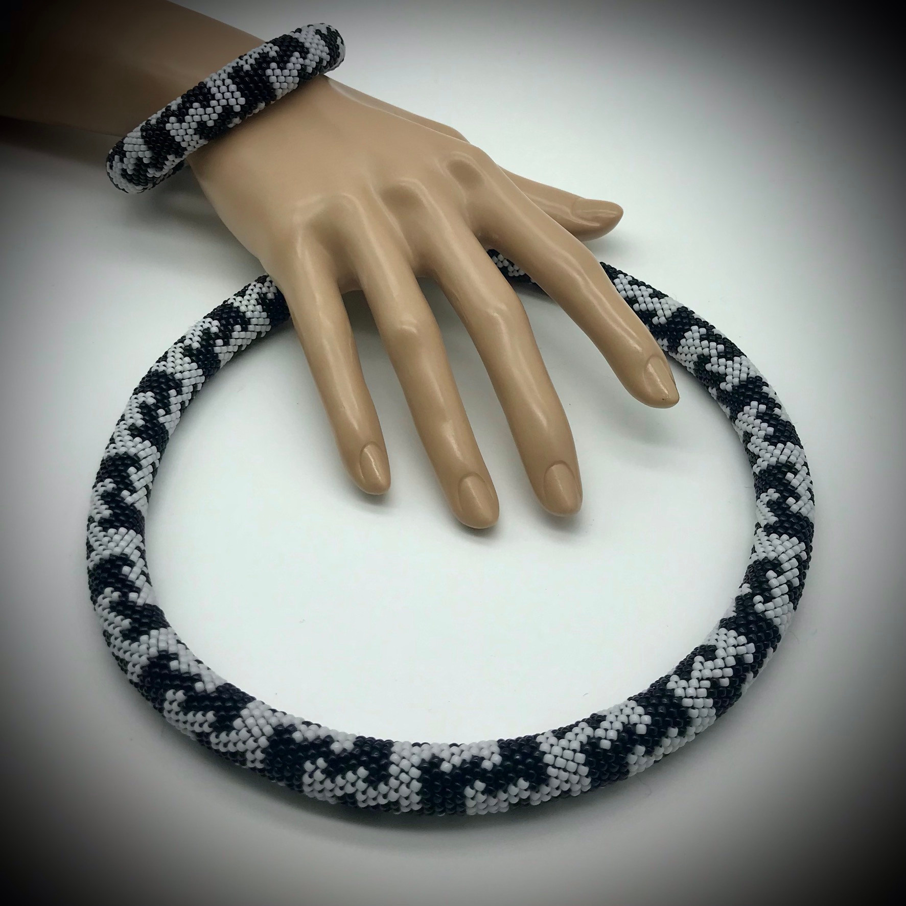 Collier, bracelet de perles japonaises Toho. Crochet. 42 cm. Mannequins, design, decoration, handmade, photographe…