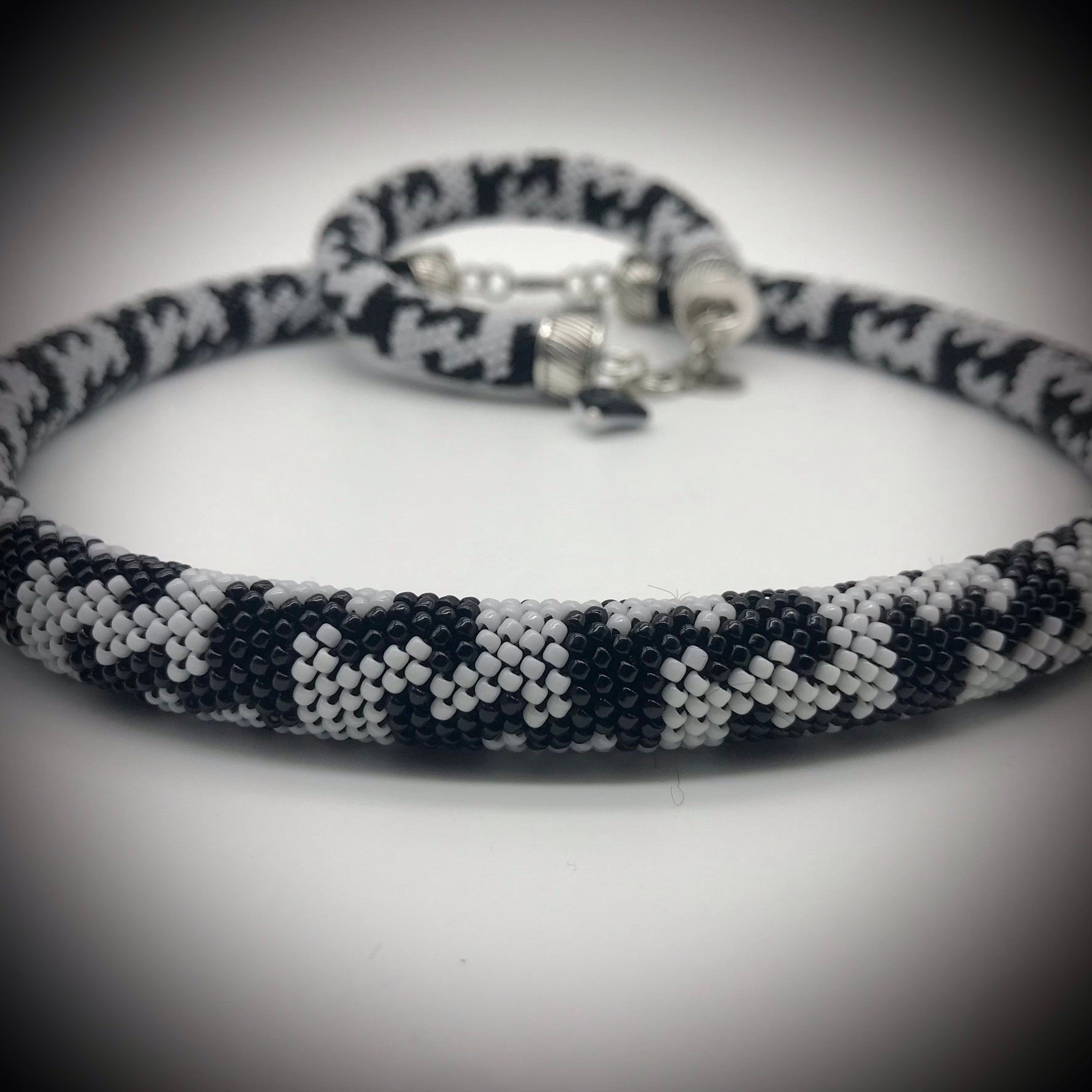 Collier, bracelet de perles japonaises Toho. Crochet. 42 cm. Mannequins, design, decoration, handmade, photographe…