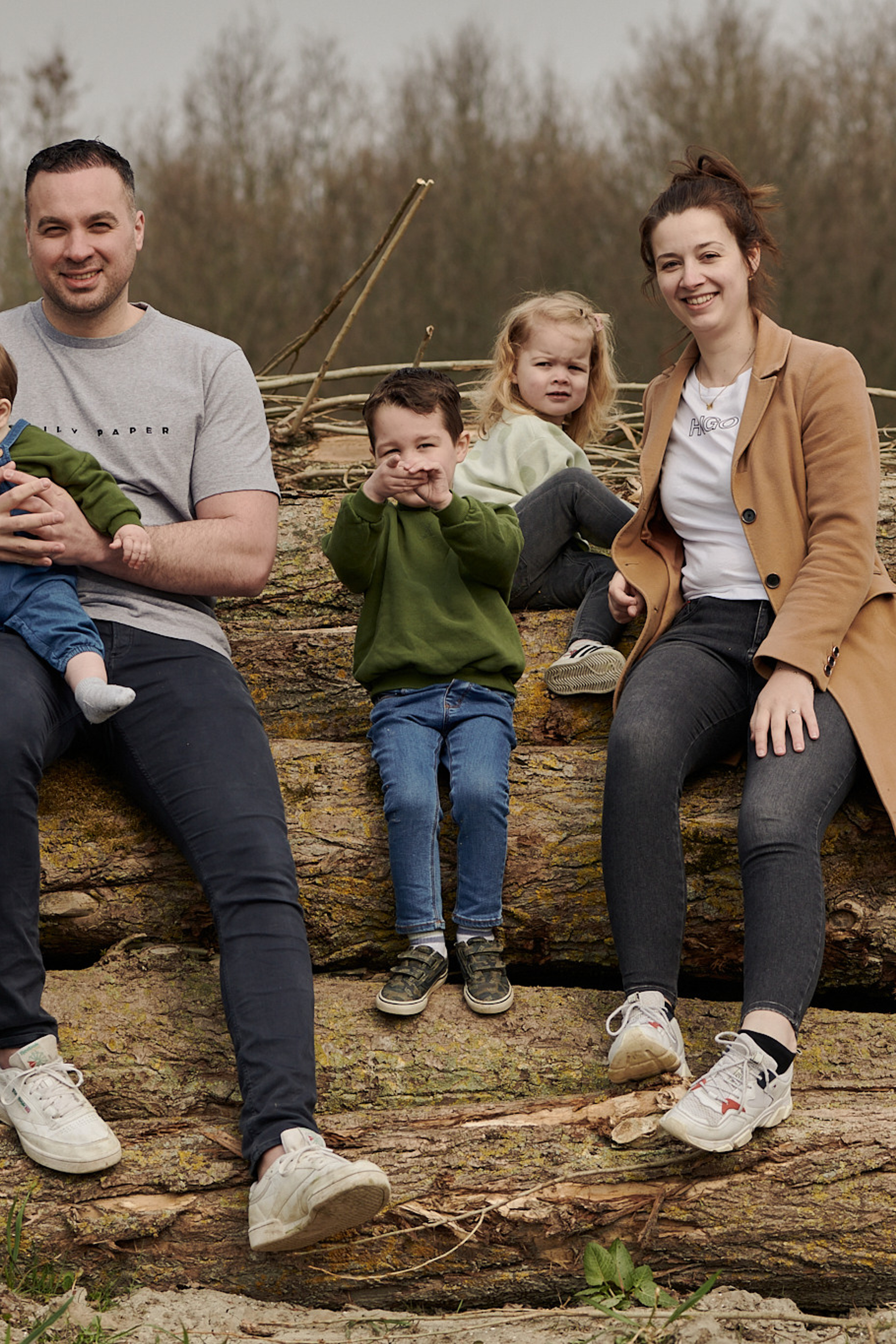 Gezin in de groene kathedraal