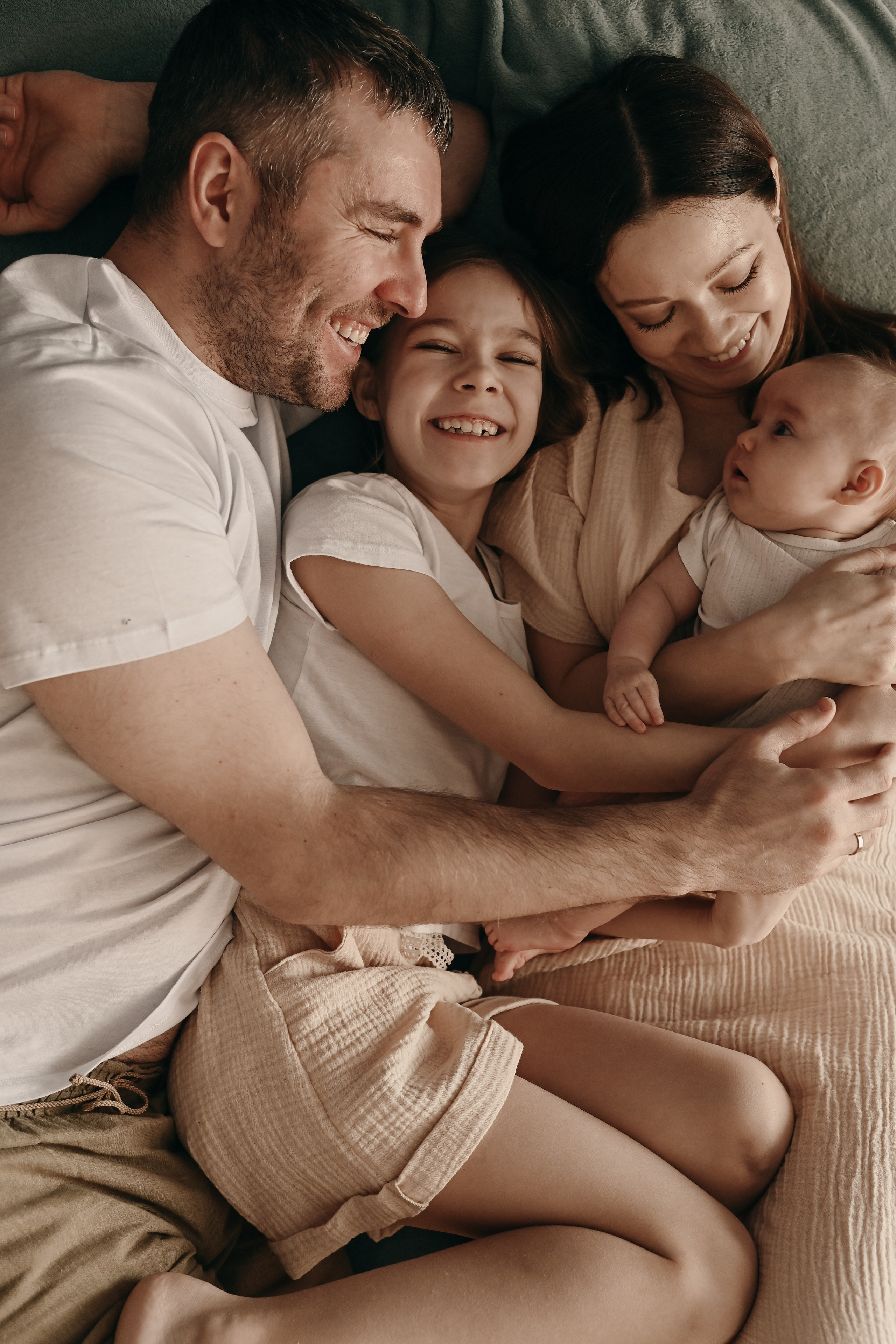 ARTEM&DASHA FOTOGRAFIA FOTOGRAFIA DI FAMIGLIA A CASA