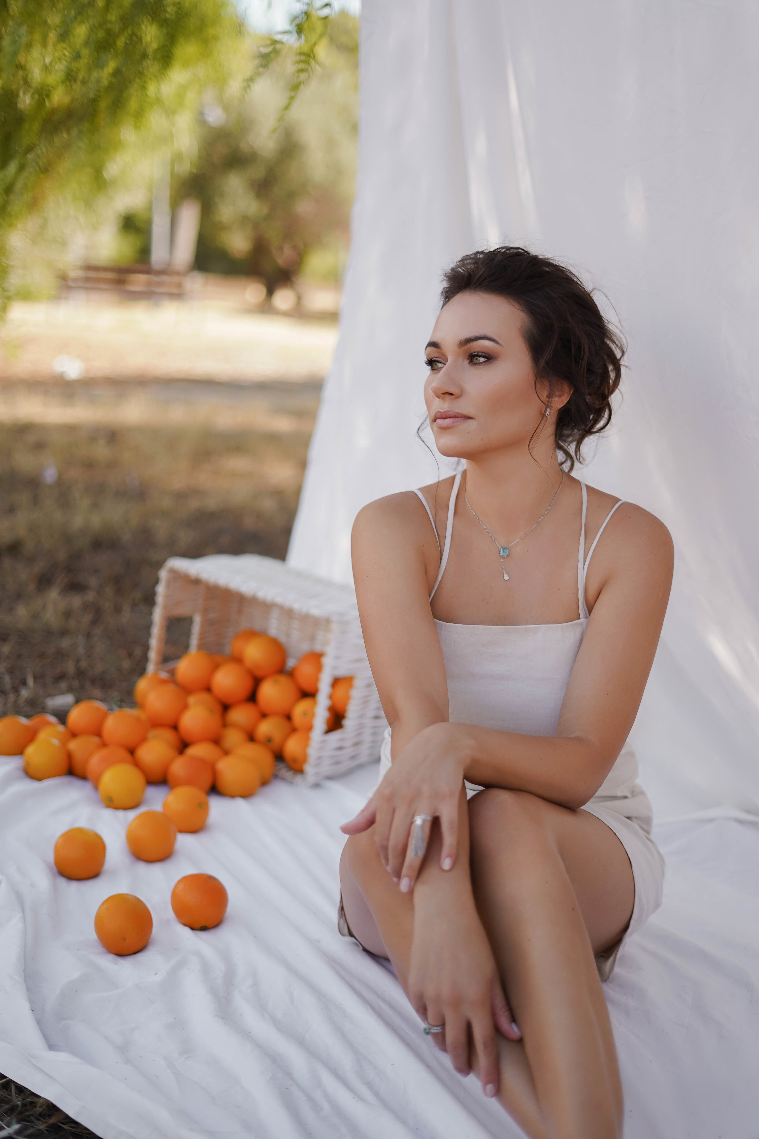 En vestido rojo al atardecer. Fotografo familiar, bodas, reportaje Diana Memetova Alicante, Benidorm