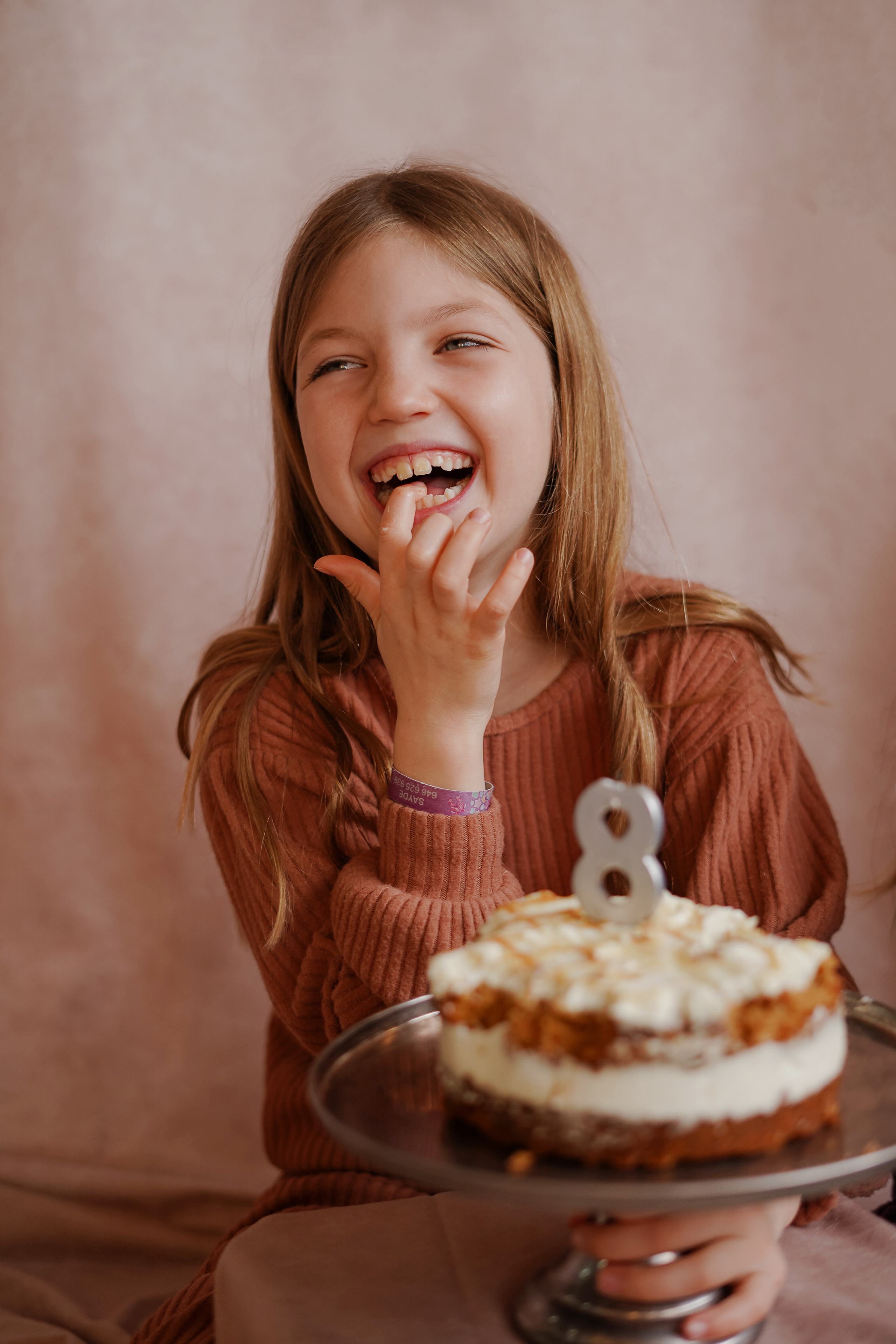 En vestido rojo al atardecer. Fotografo familiar, bodas, reportaje Diana Memetova Alicante, Benidorm