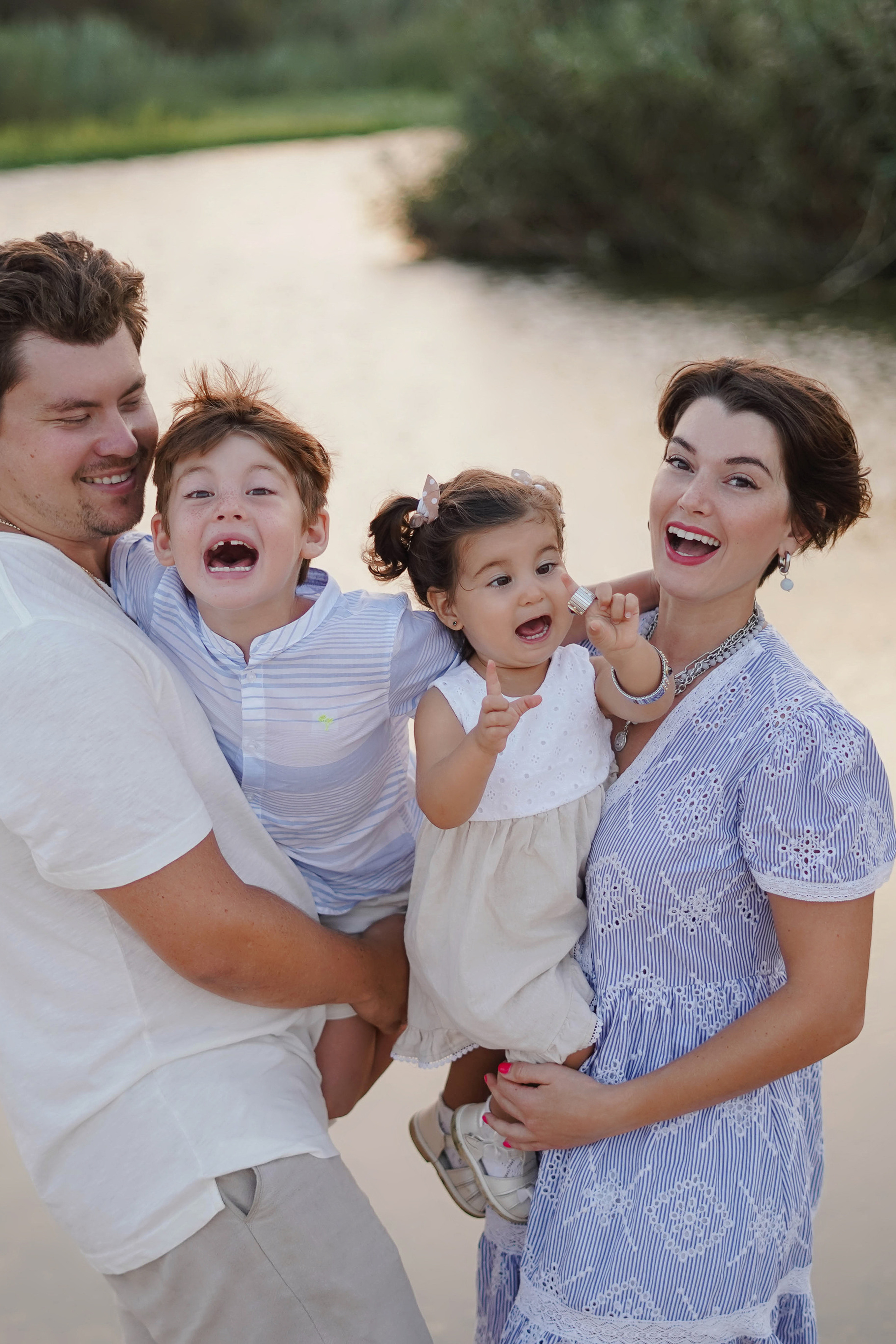 En vestido rojo al atardecer. Fotografo familiar, bodas, reportaje Diana Memetova Alicante, Benidorm