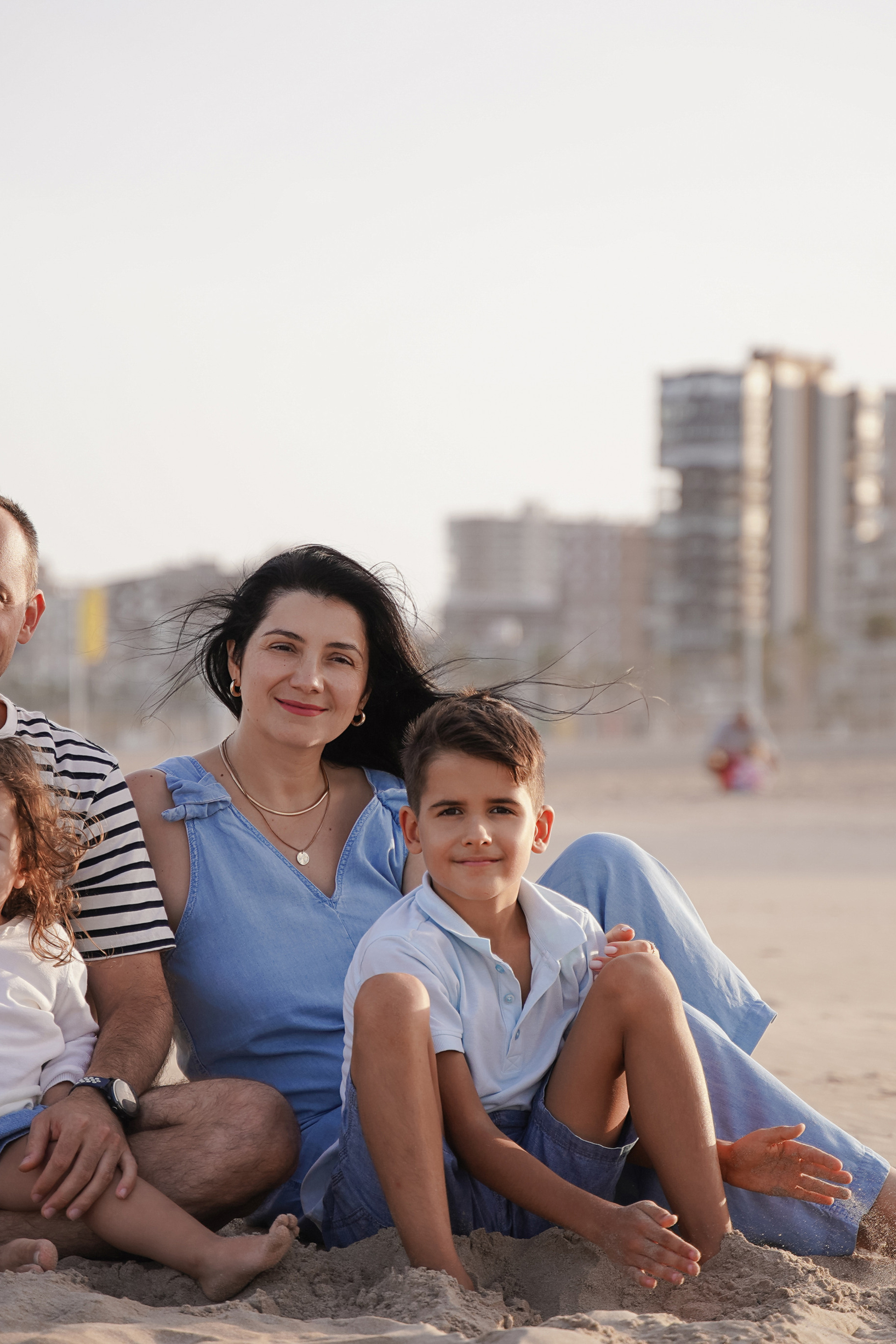 En vestido rojo al atardecer. Fotografo familiar, bodas, reportaje Diana Memetova Alicante, Benidorm