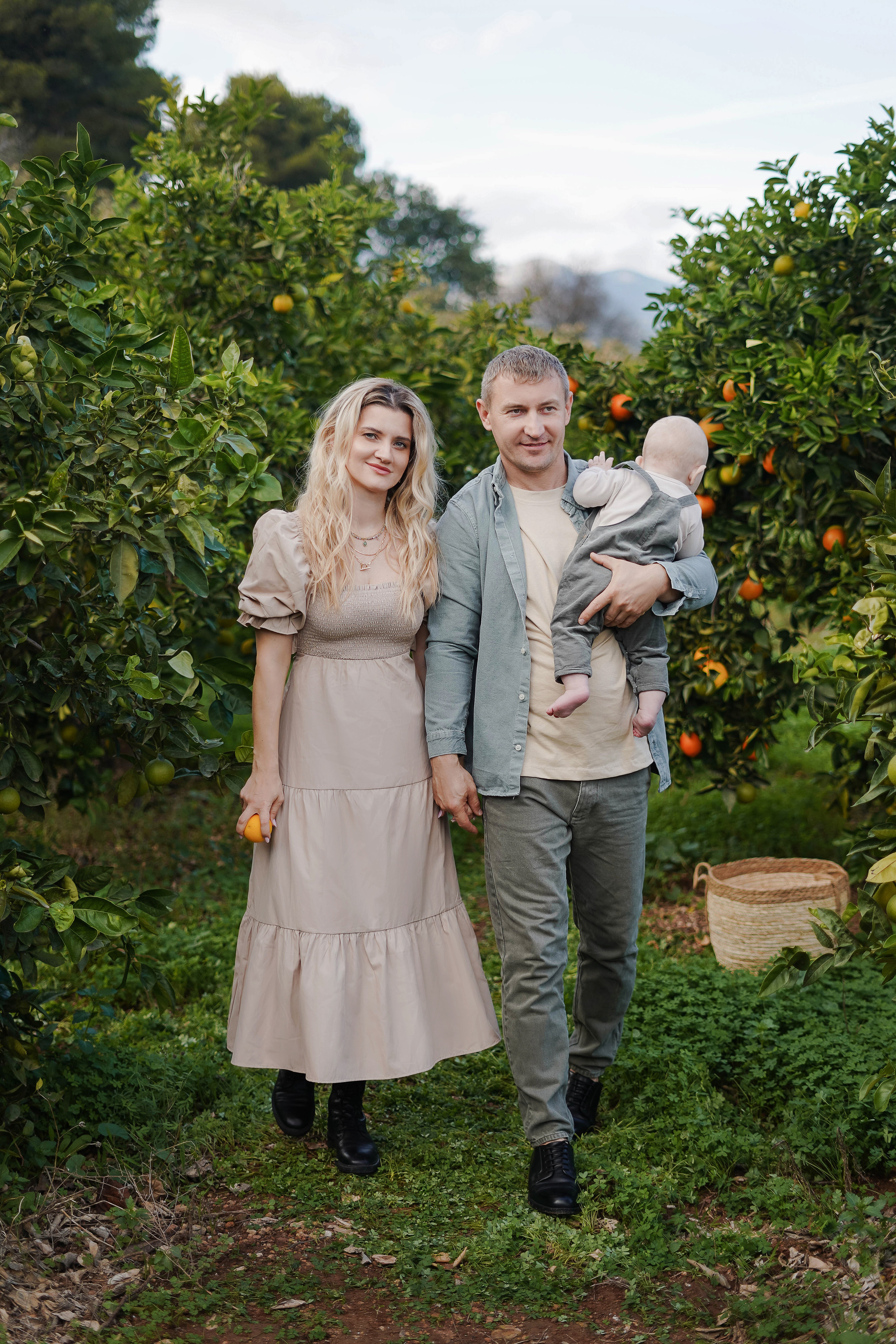 En vestido rojo al atardecer. Fotografo familiar, bodas, reportaje Diana Memetova Alicante, Benidorm