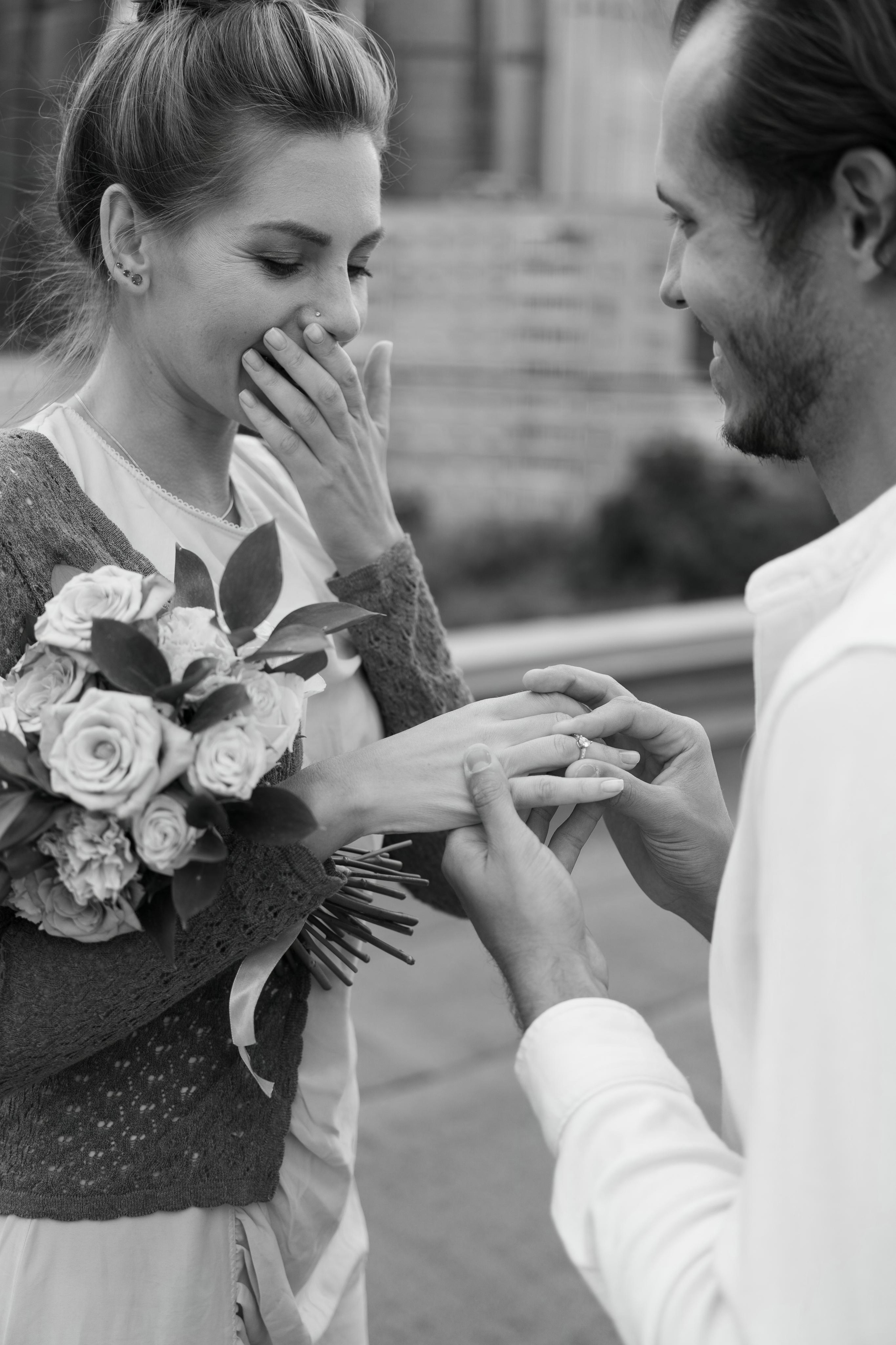 « au sommet des sentiments: la proposition sur le toit »