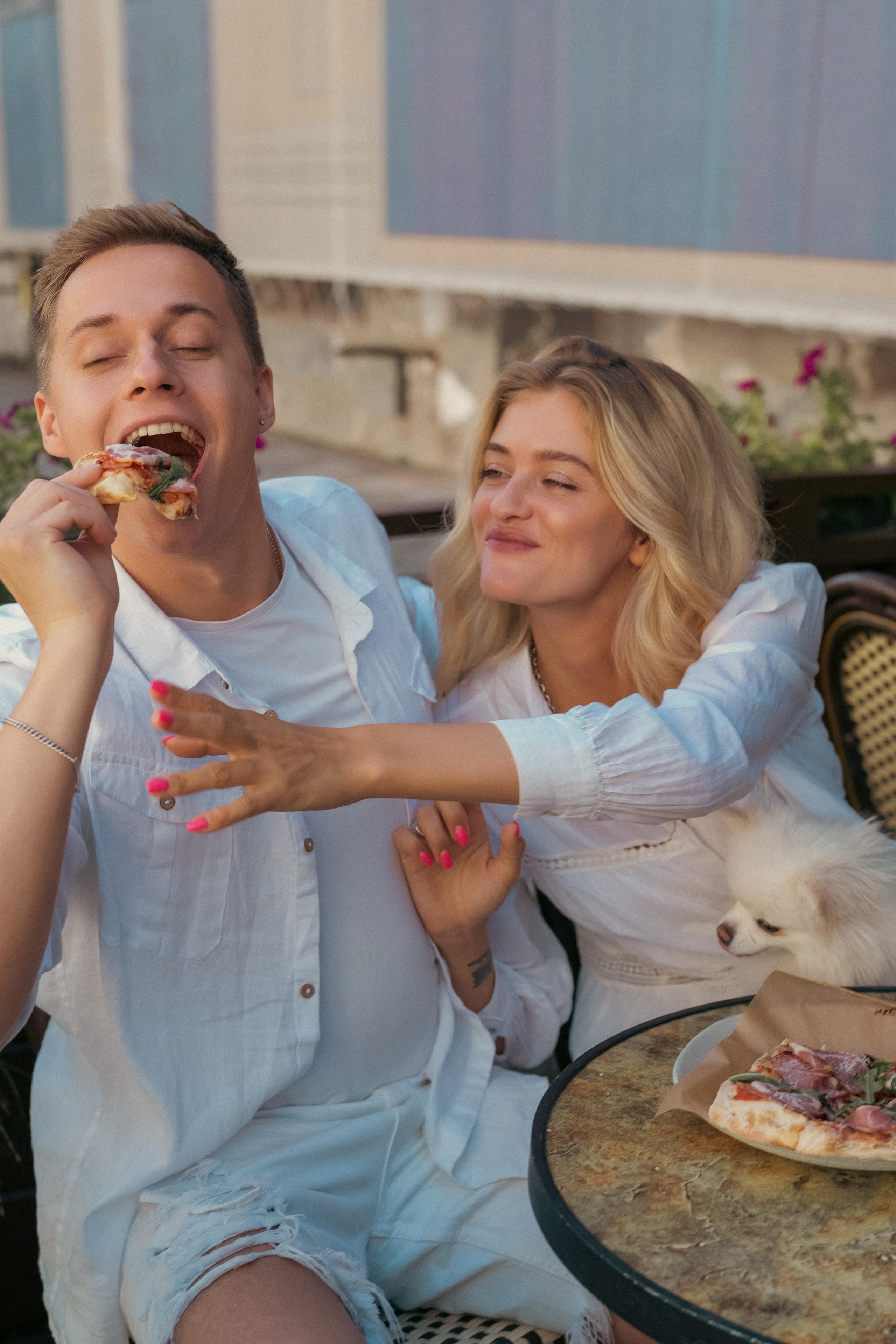 « on s’amus à deux: séance photo romantique avec un jeune couple »