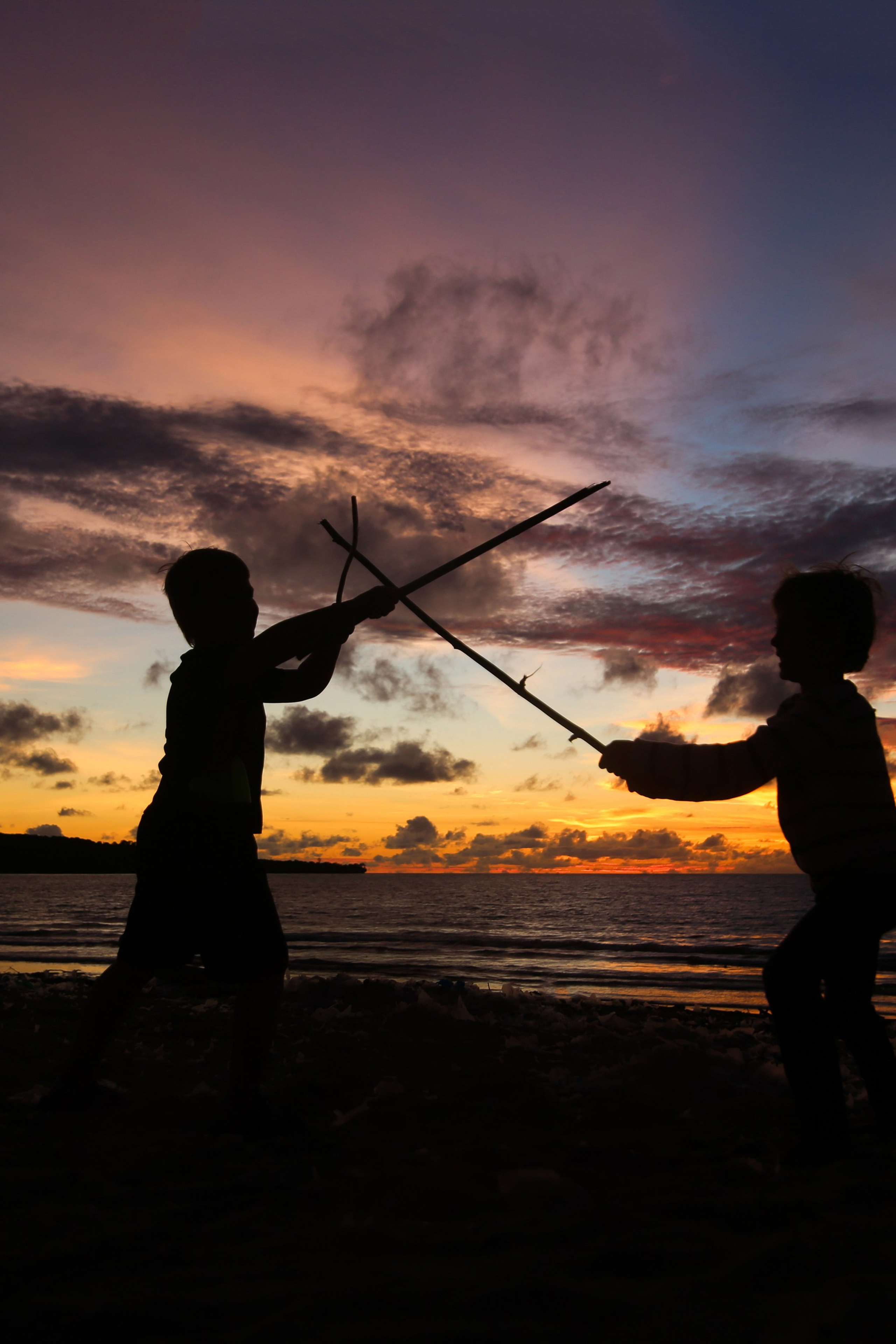 Jeux au coucher du soleil. Photographe professionnelle de la ville d’Auxerre - Ekaterina Mathieu