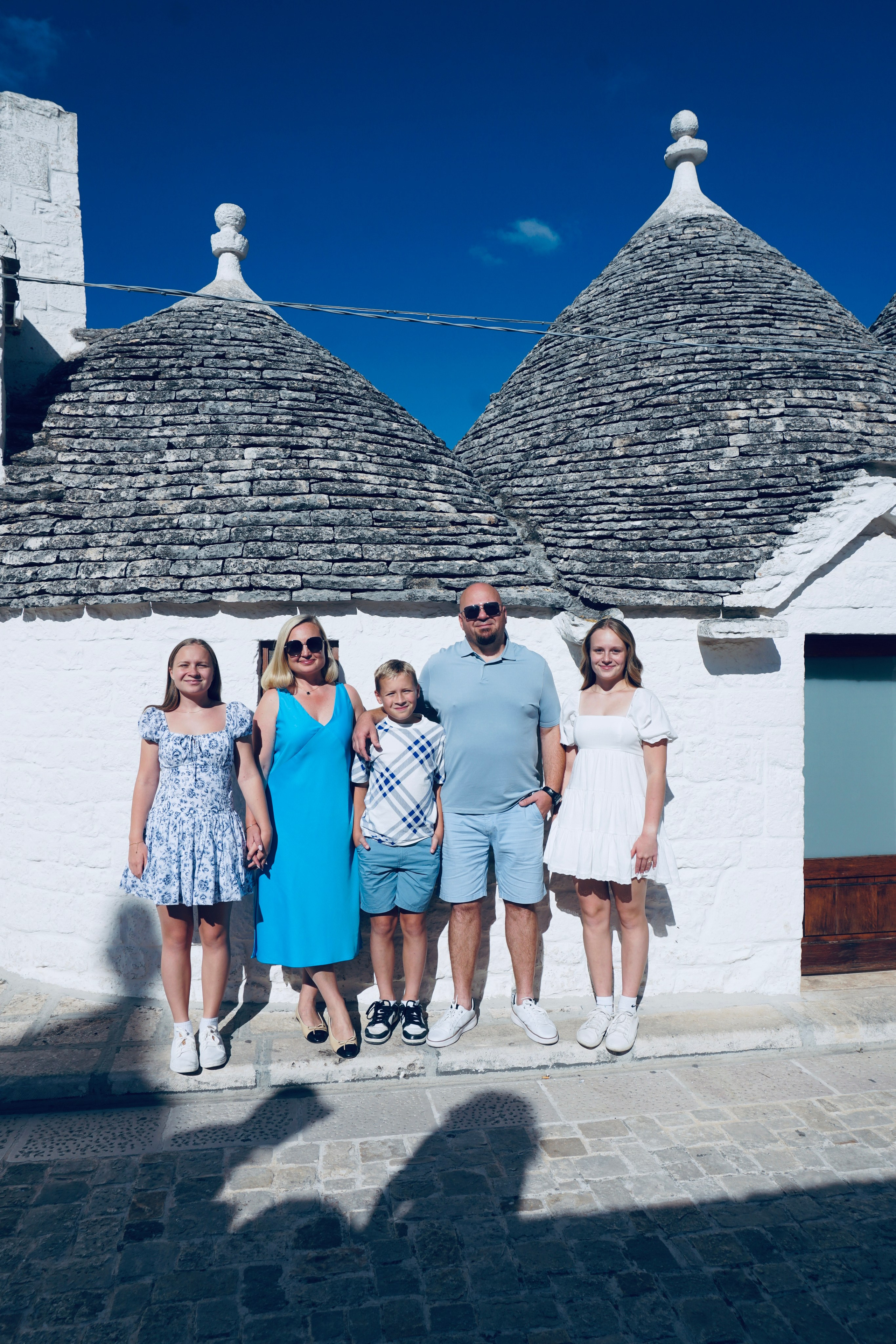 Passeggiata ad Alberobello con turisti americani felici