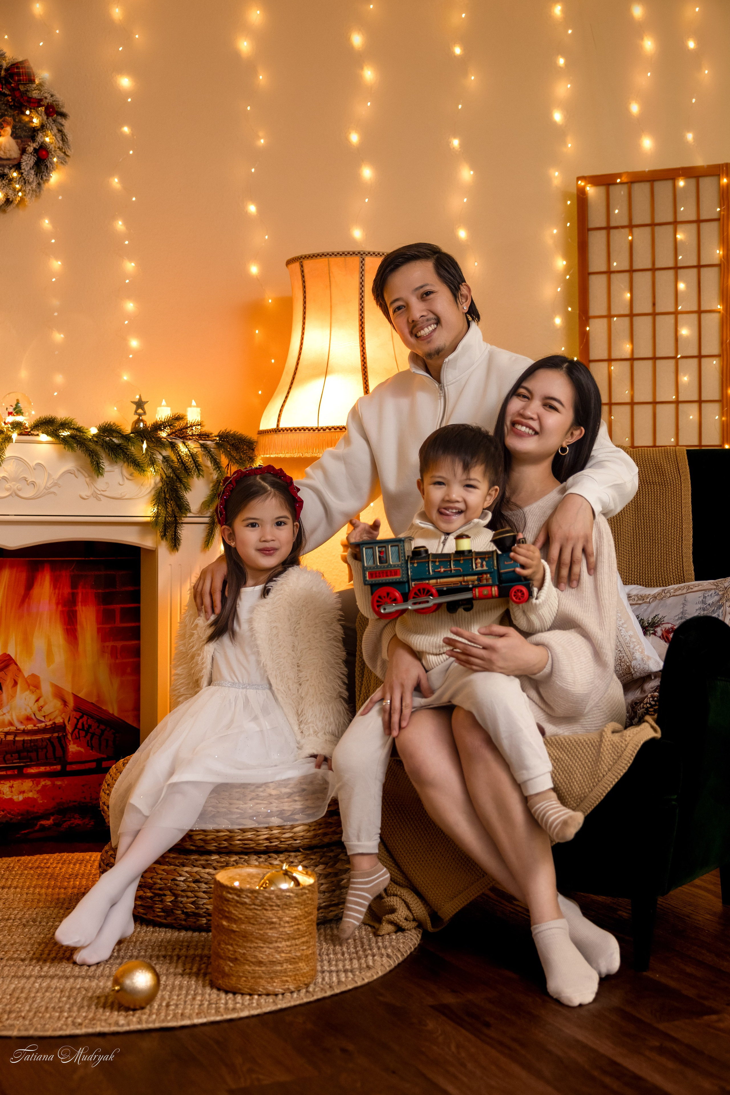 Christmas Photoshoot — Magic in Every Frame. Family & Maternity Photographer in Dresden Tatiana Mudryak