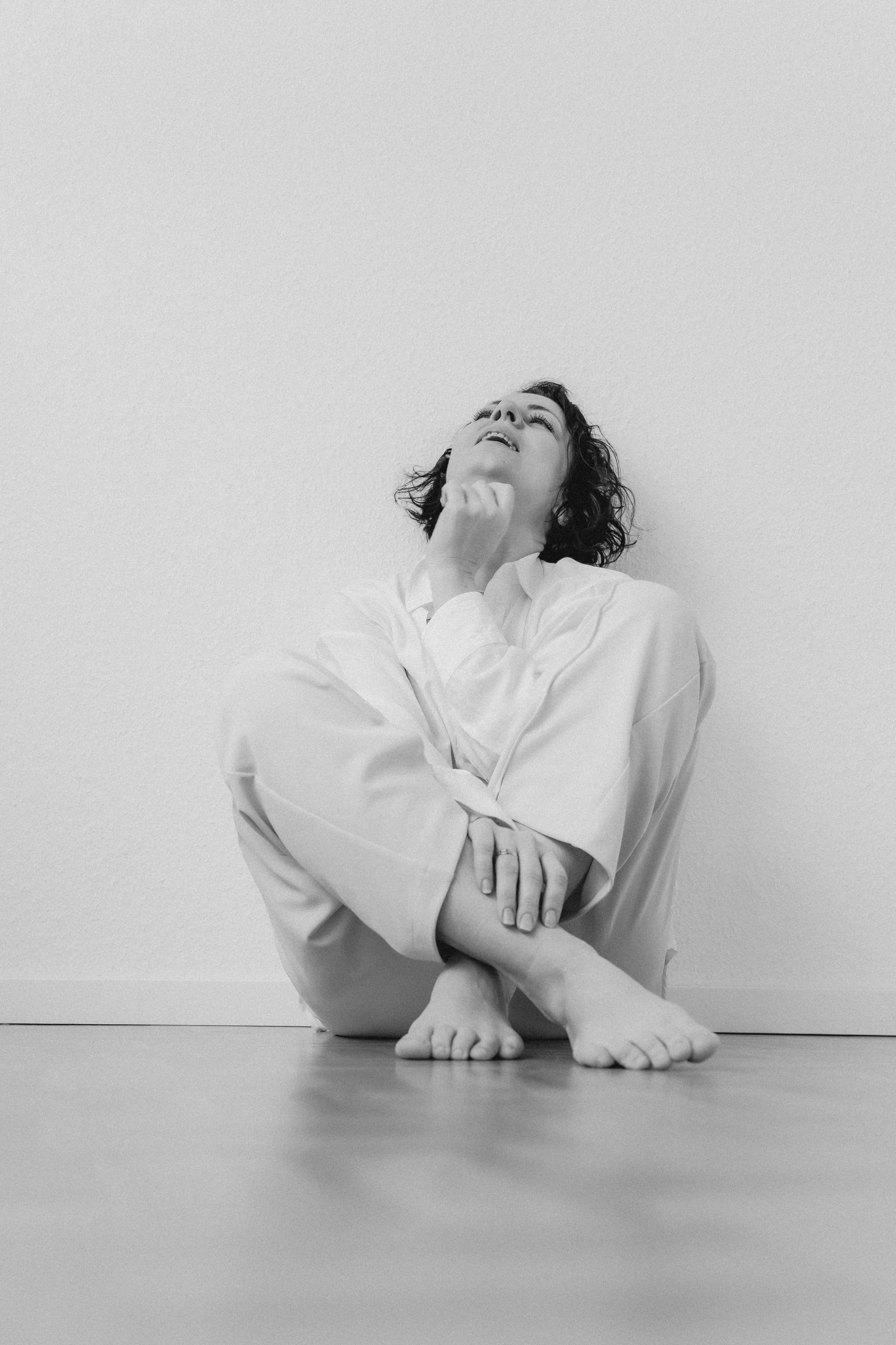 minimalistisches Fotoshooting im Studio mit weißem Licht