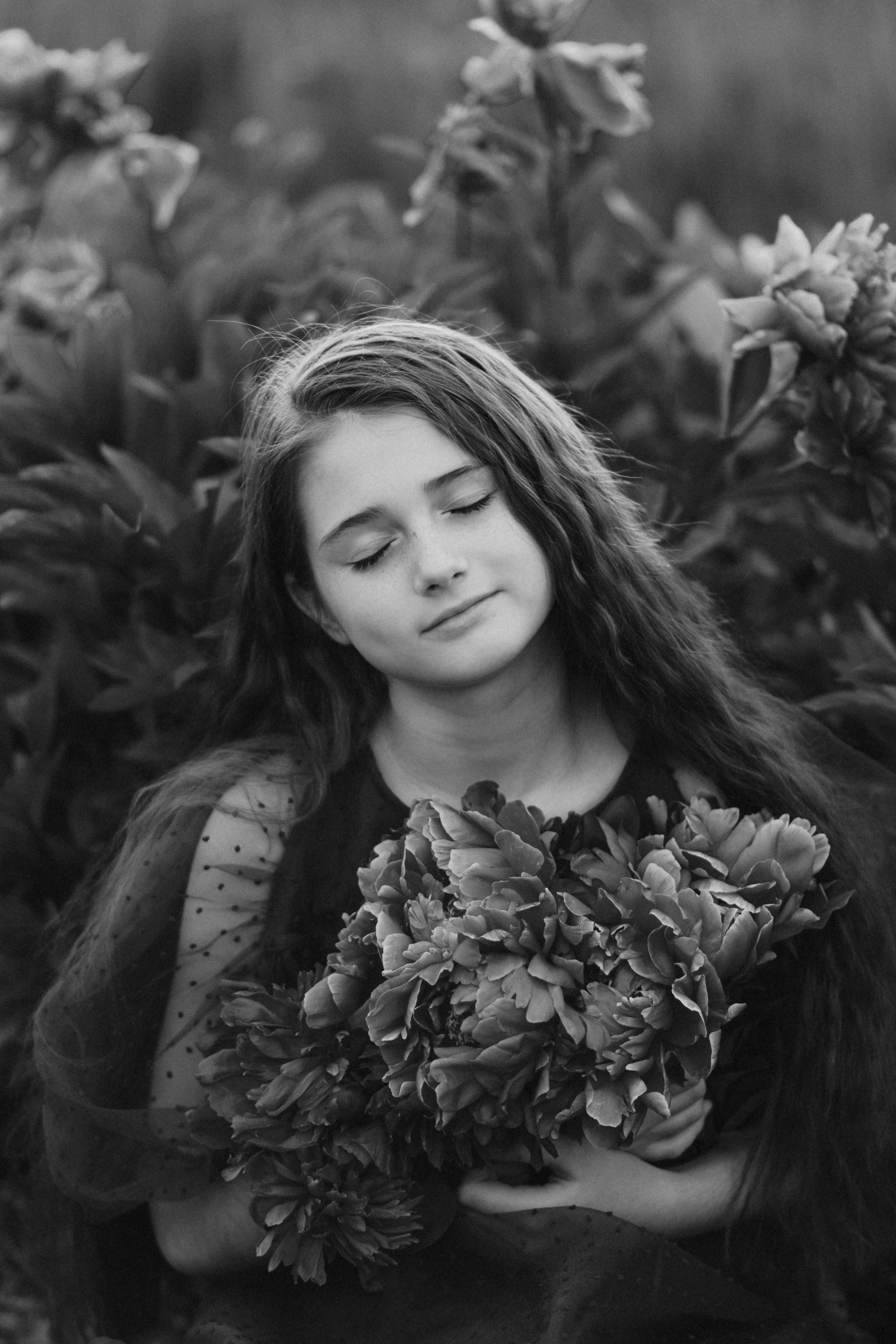 junges Mädchen in einem Blumenfeld