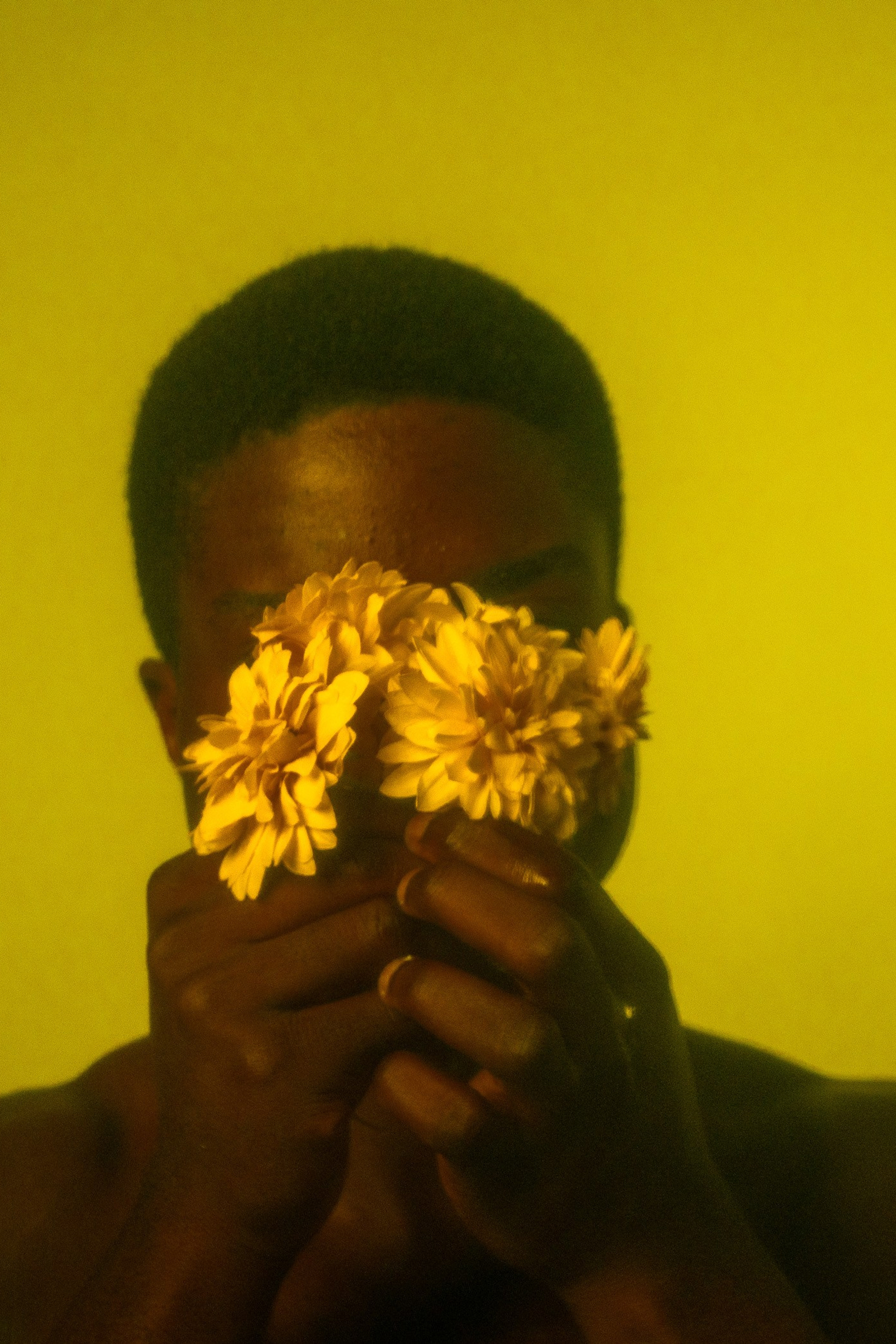 In the Shadows of Elegance – Fotokollektion om Identitet och Sårbarhet</title>