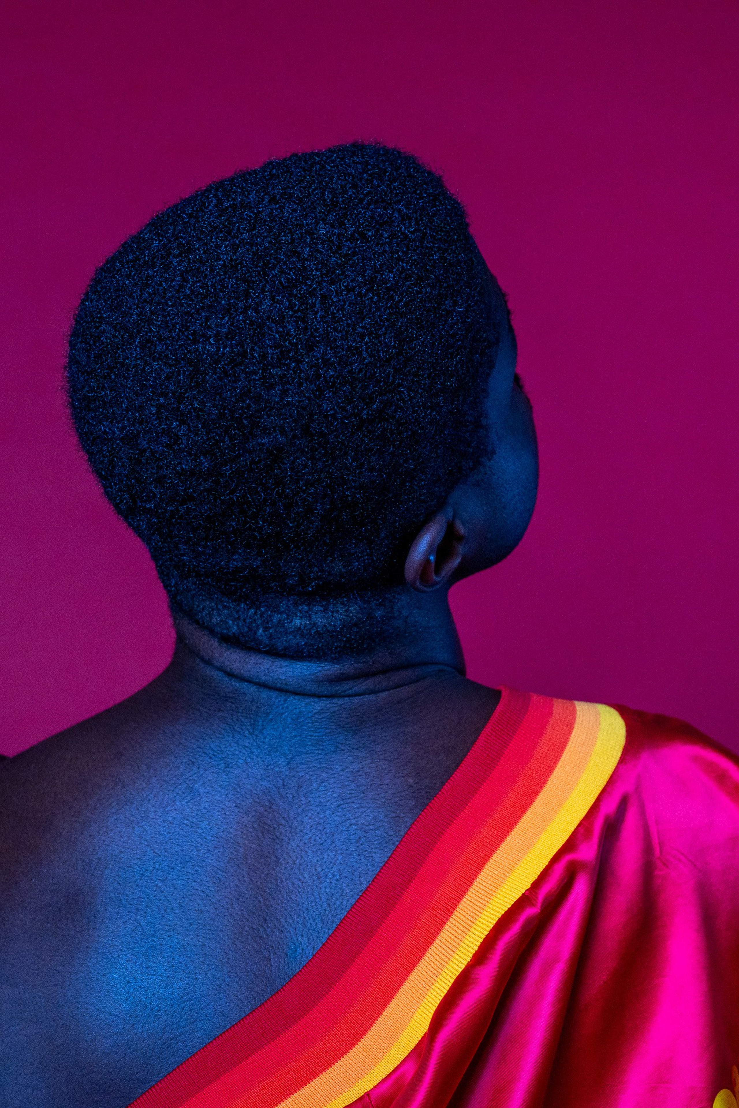 In the Shadows of Elegance – Fotokollektion om Identitet och Sårbarhet</title>