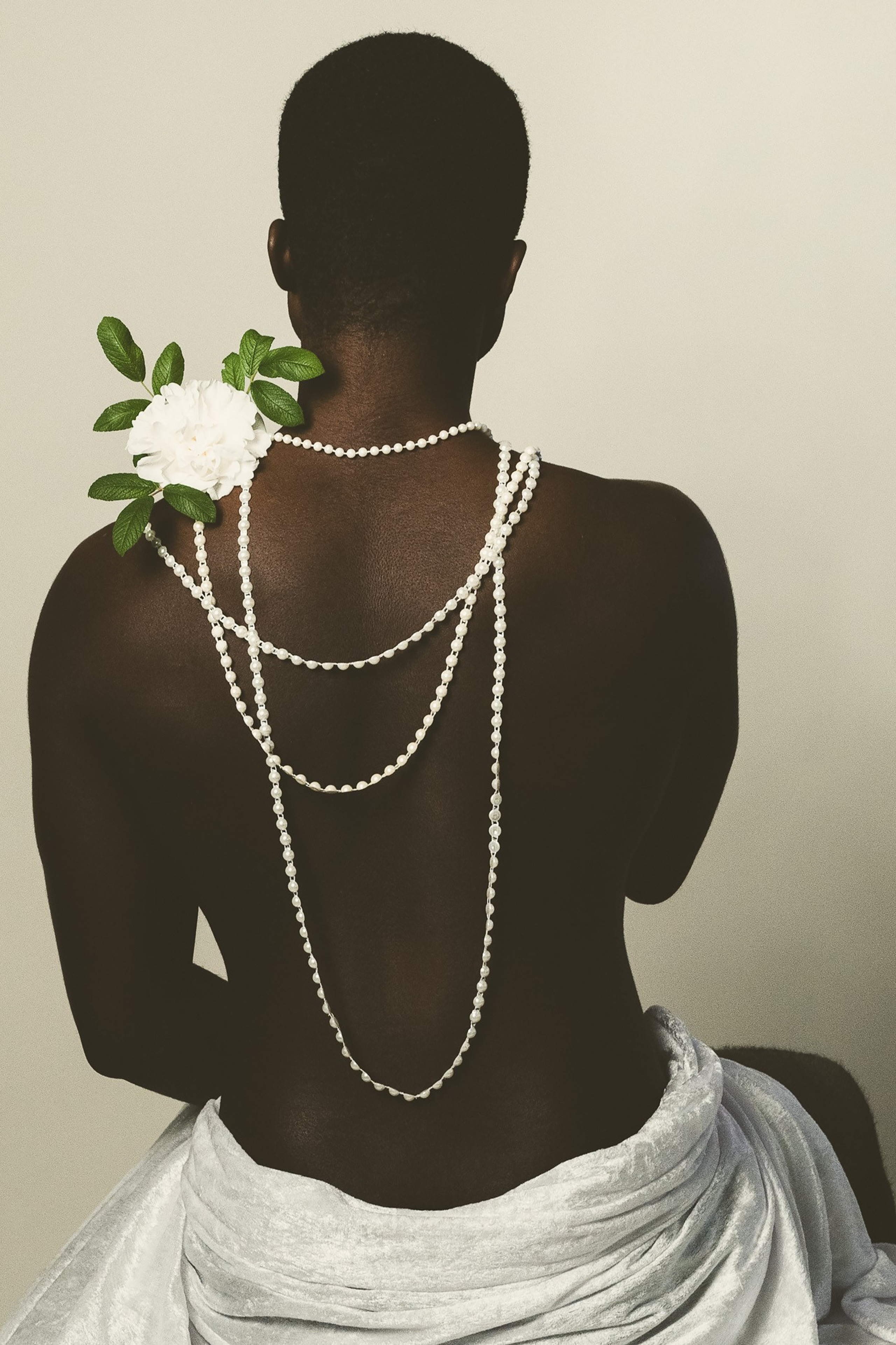 In the Shadows of Elegance – Fotokollektion om Identitet och Sårbarhet</title>