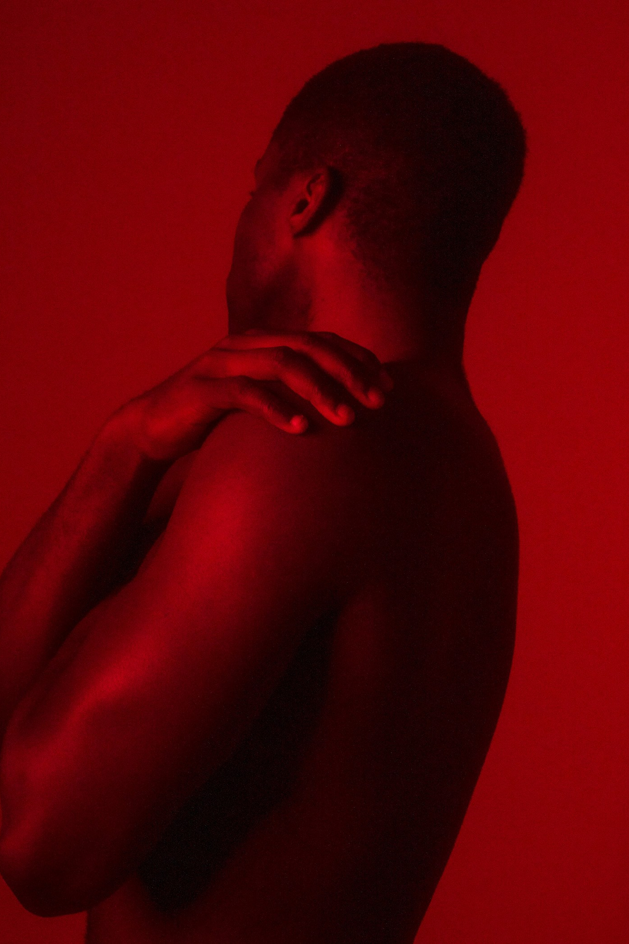 In the Shadows of Elegance – Fotokollektion om Identitet och Sårbarhet</title>