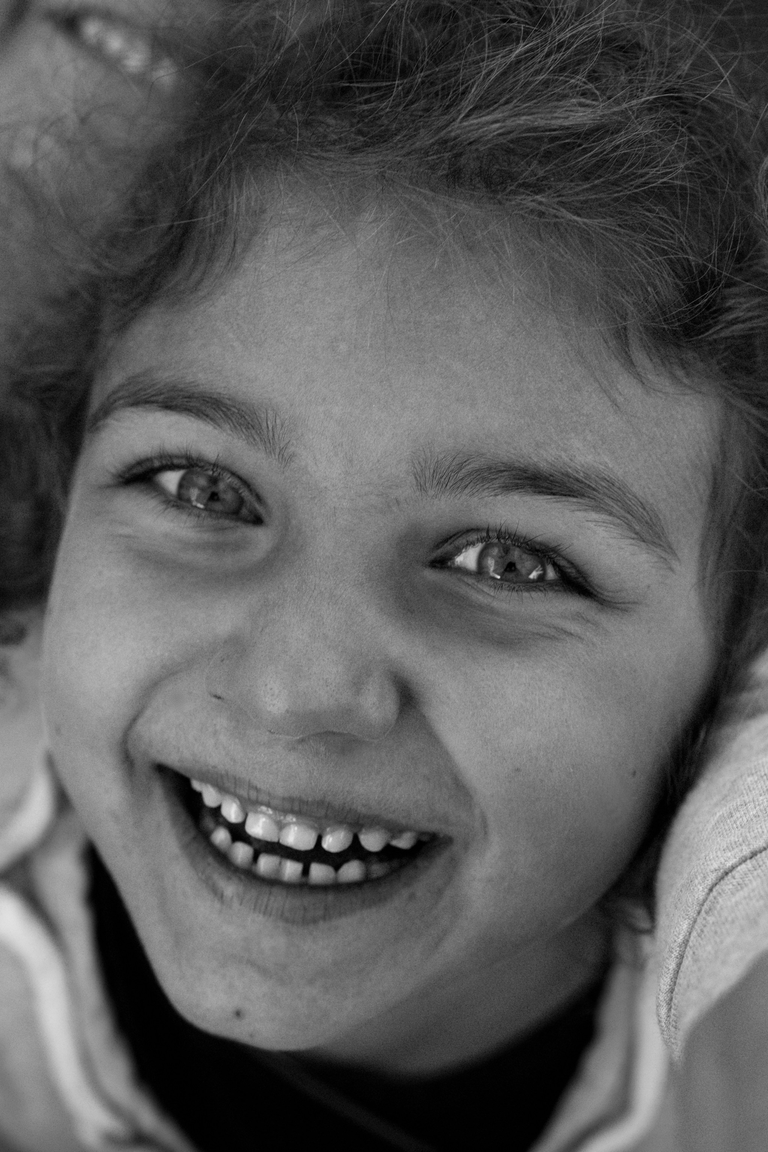 Natural light children’s photography in Verona’s green gardens.