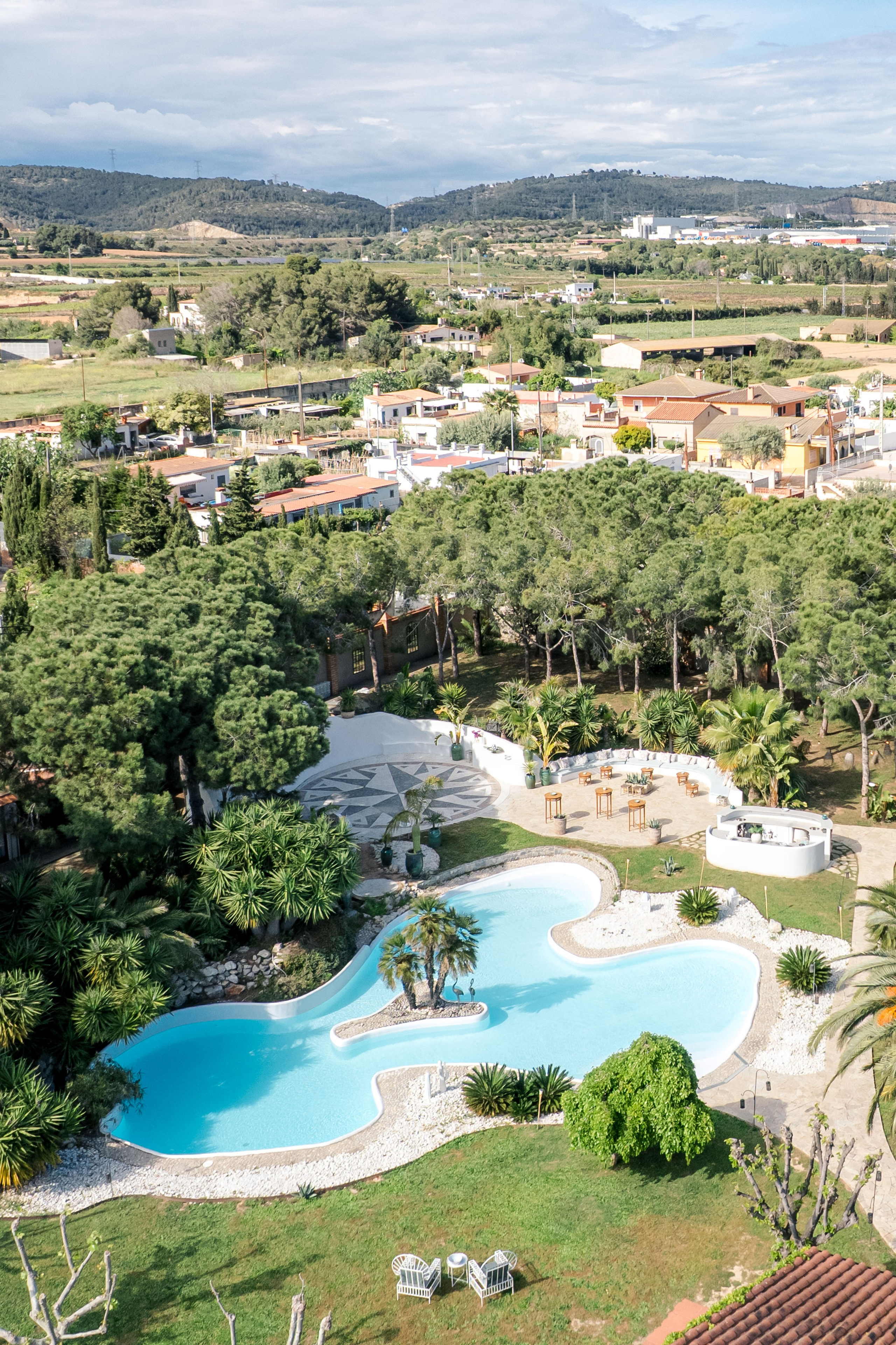 Traditional wedding venue with a swimming pool located close to Barcelona. 