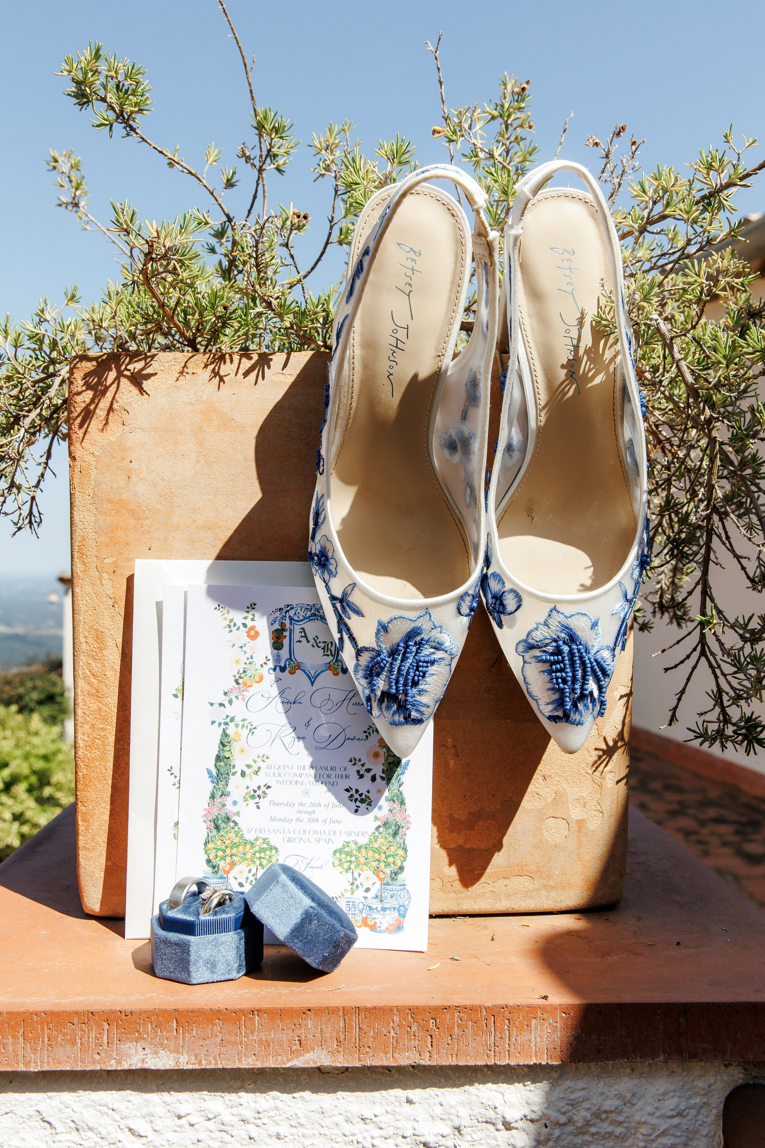 Bridal details: shoes, invite card. rings and the bouquet. 