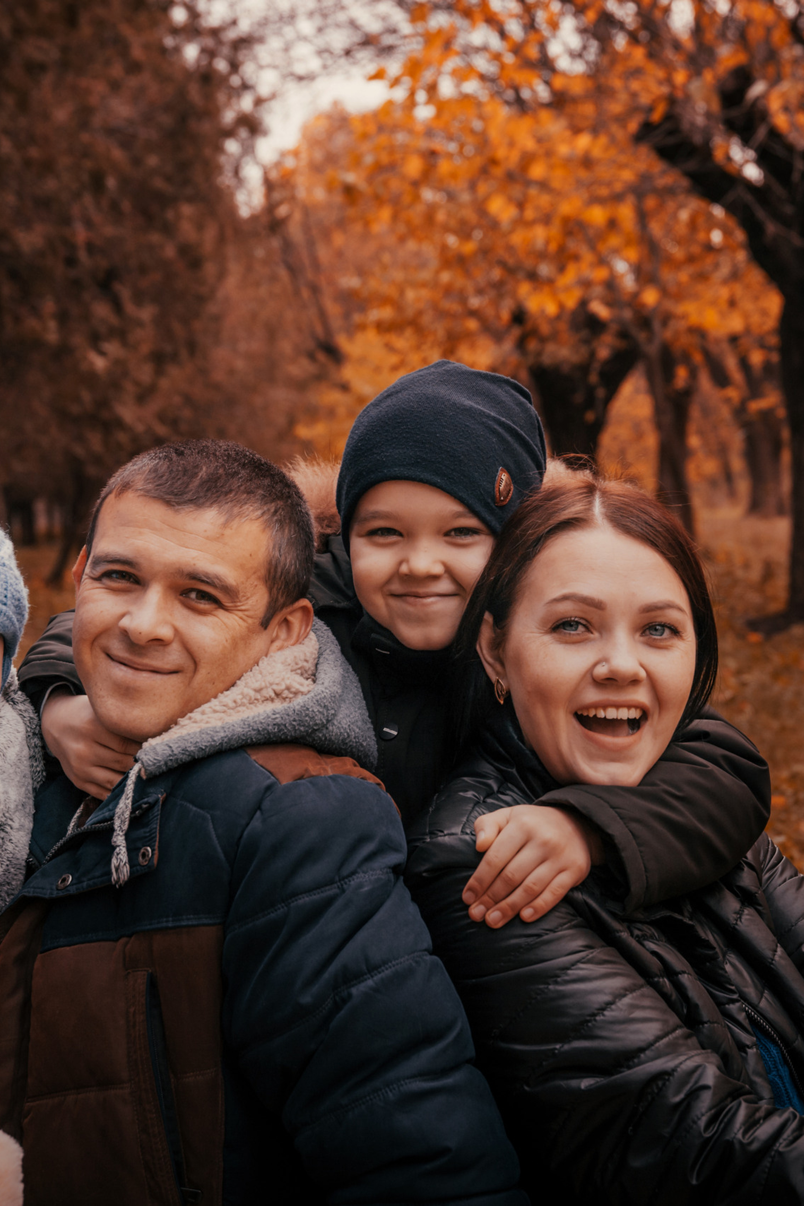 Кирилл, Богдан и их родители)