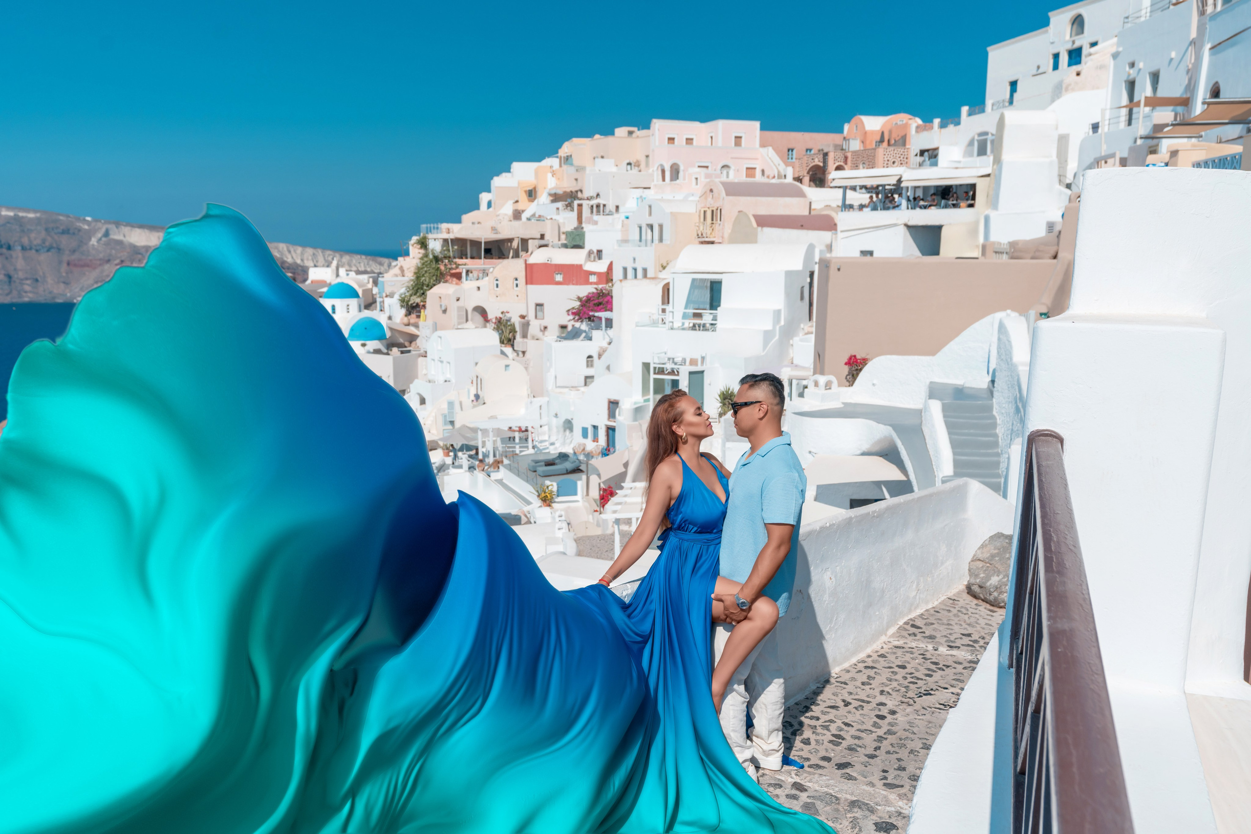Une Affaire Royale: S’envoler en&nbsp;Bleu à&nbsp;Santorin