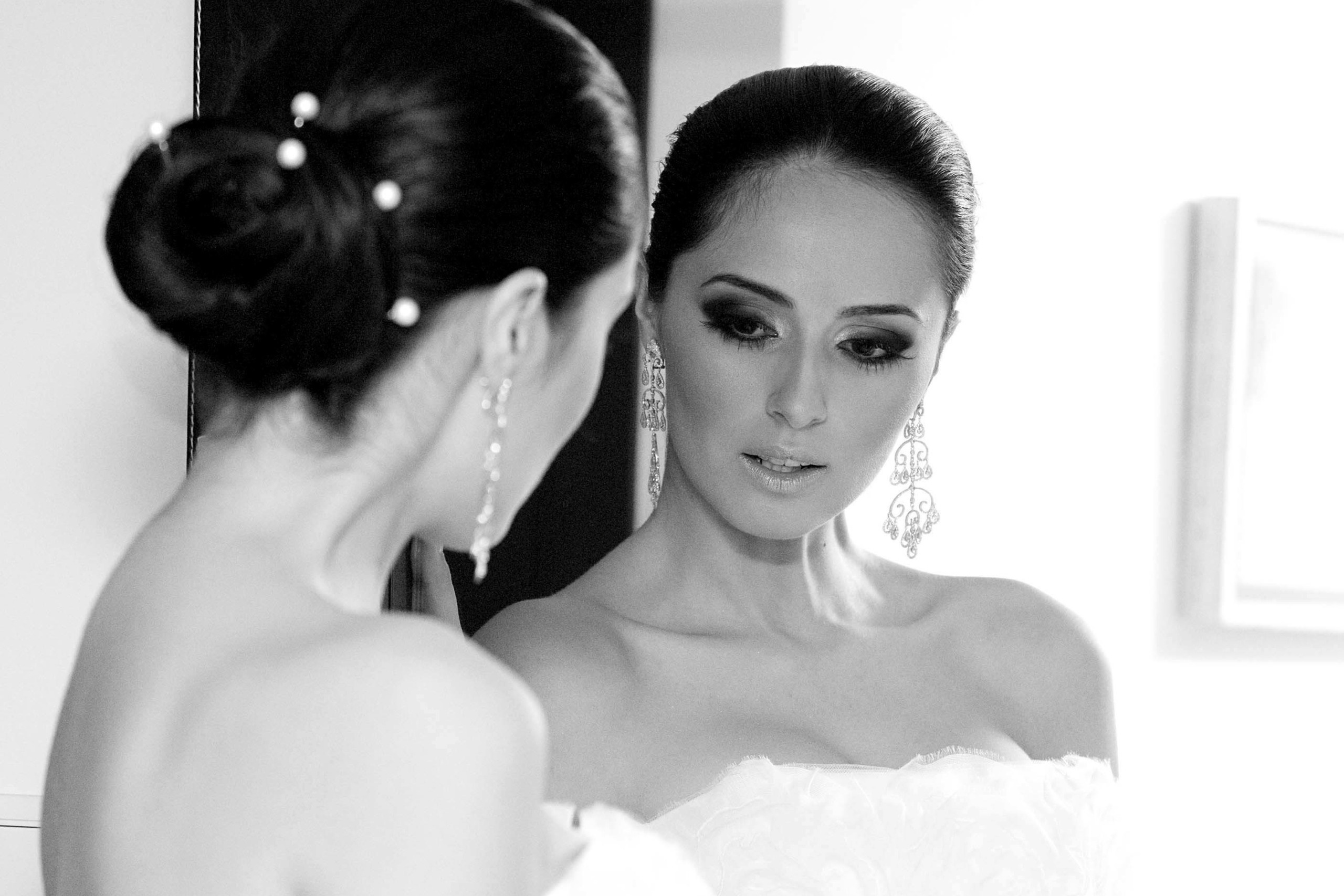 Wedding photographer Radisson Blu Bucharest Romania Nikon D850 Bride watching in the mirror