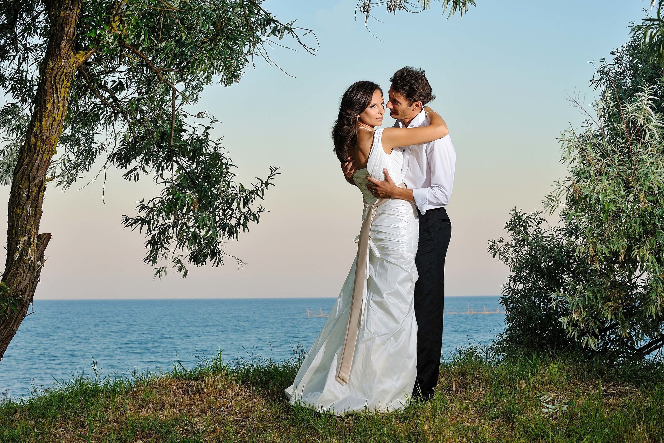 Wedding photo session by the Black Sea in Jupiter Romania. Wedding photographer uses Nikon D850