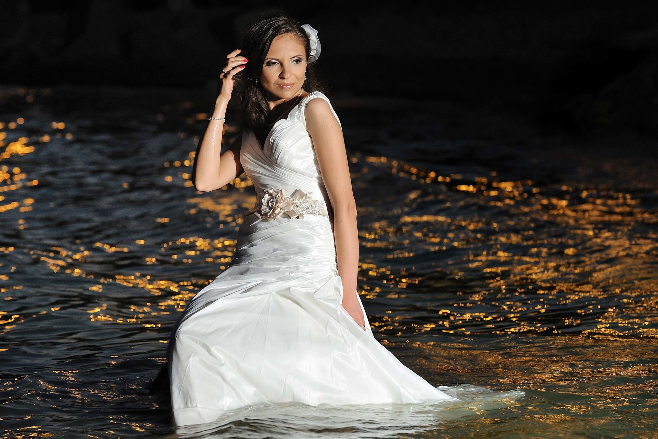 Wedding photography session Jupiter Beach, Romania. Wedding photographer Nikon D850 Bride in the sea