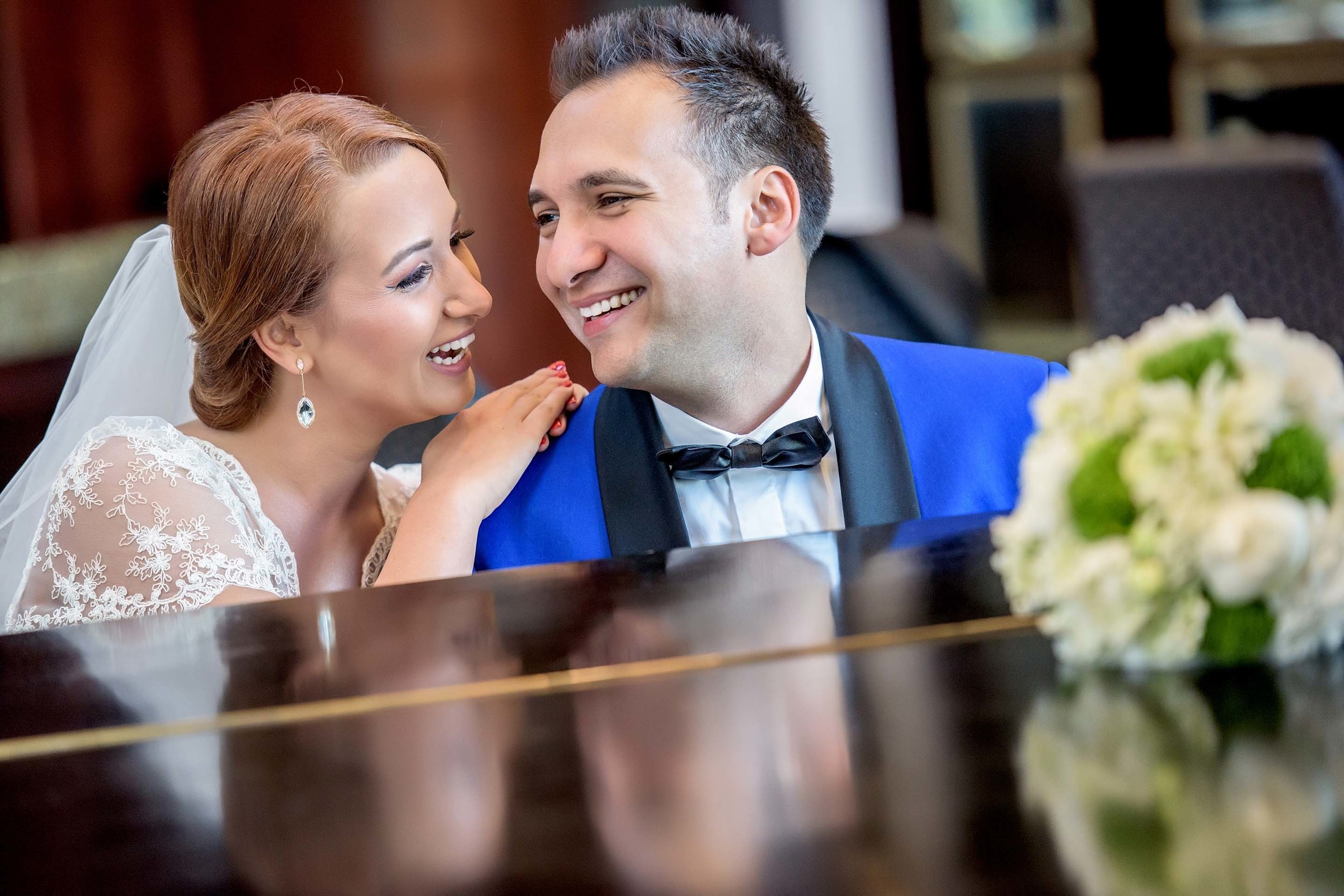 Wedding photography session Pullman Bucharest World Trade Center. Wedding photographer Nikon D850 Couple at the piano