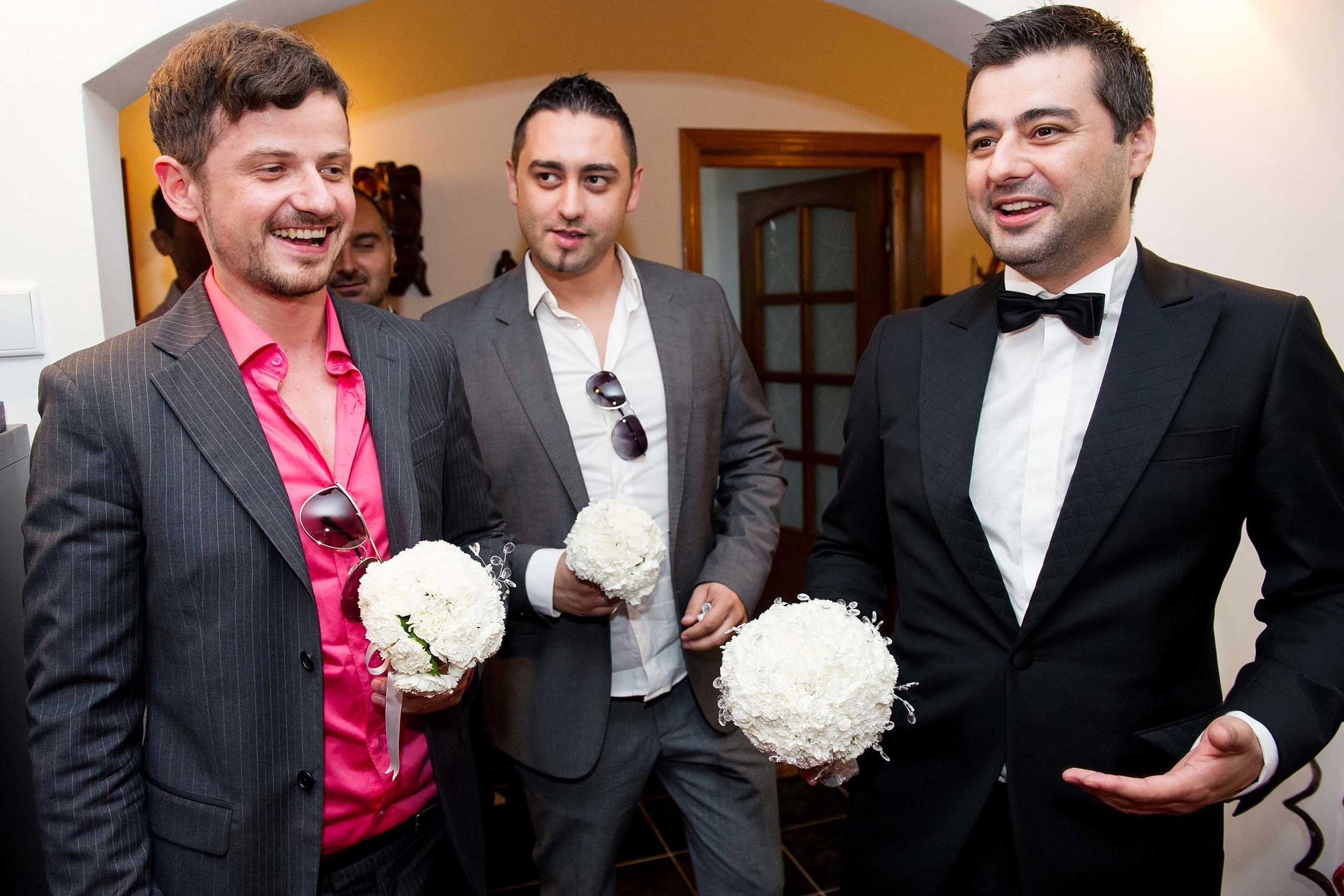 Wedding photographer Constanta Romania groom and groomsmen bringing flowers Nikon D850