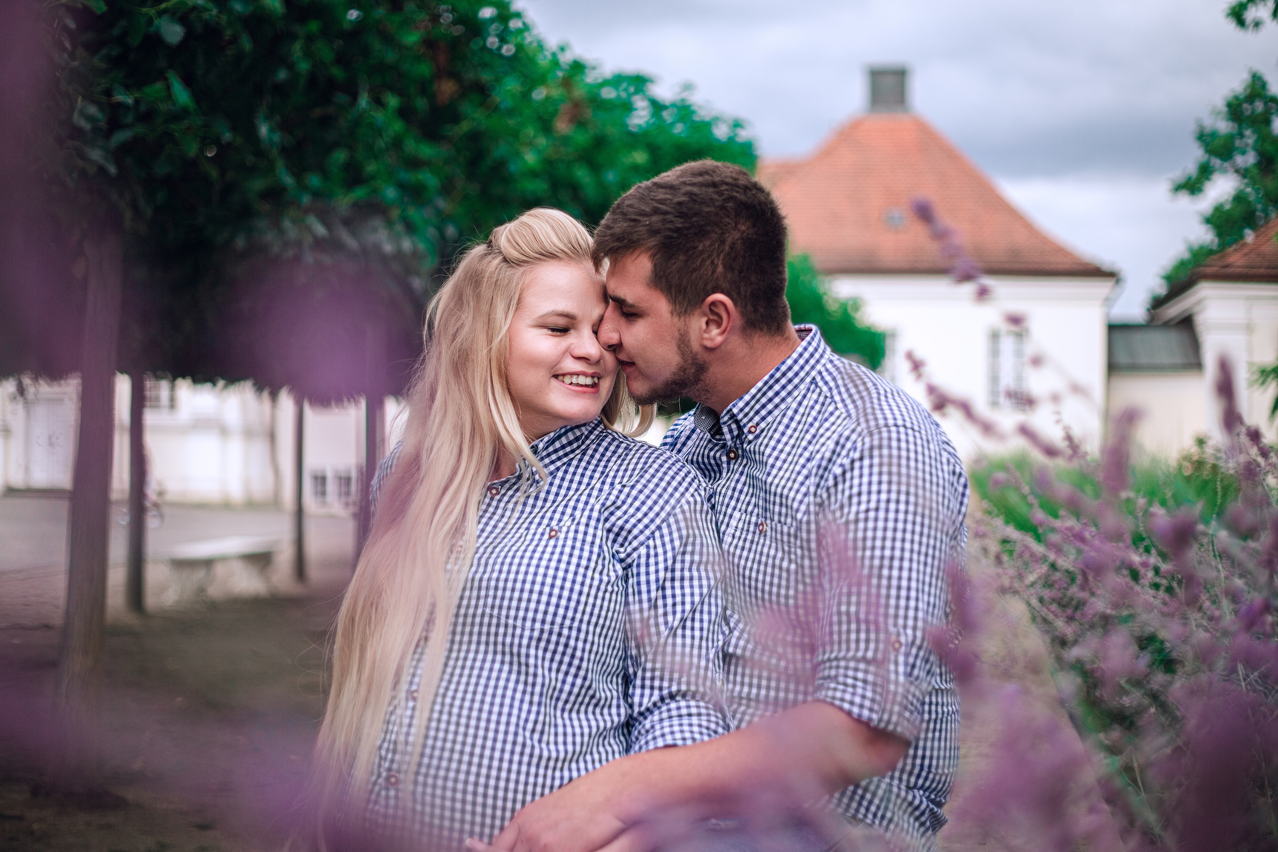 Babybauch und weiße Katze